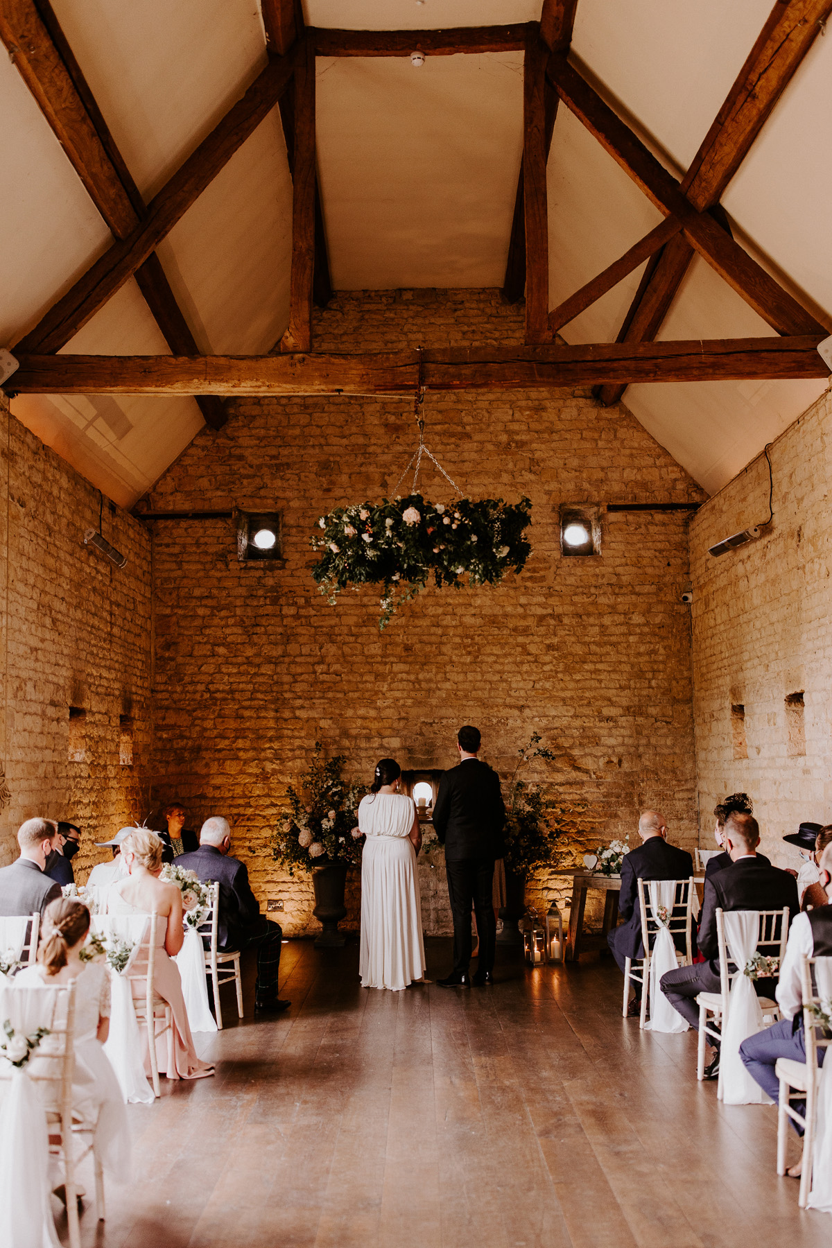 32 Oscar de la Rent Lapstone Barn wedding