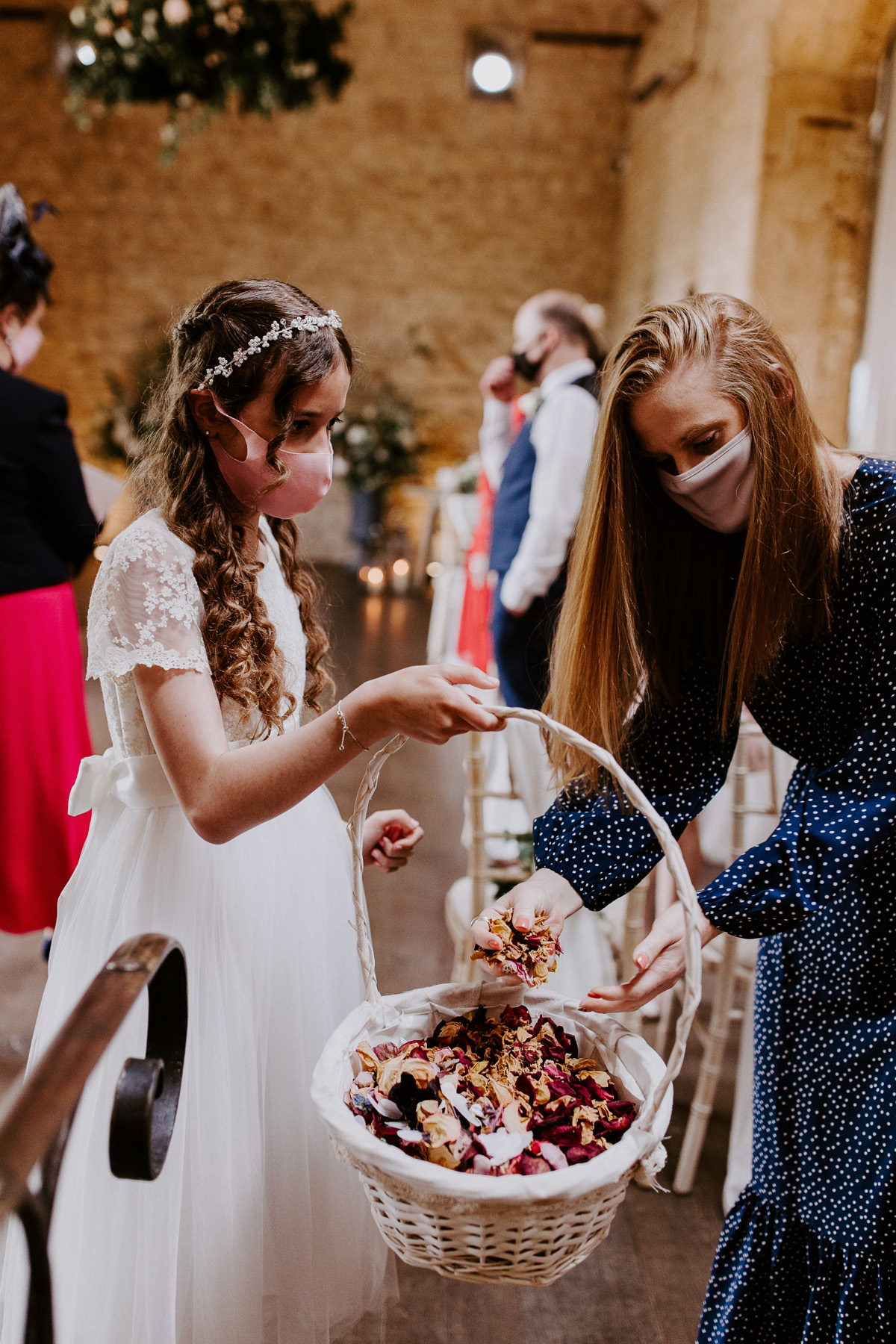 39 Oscar de la Rent Lapstone Barn wedding