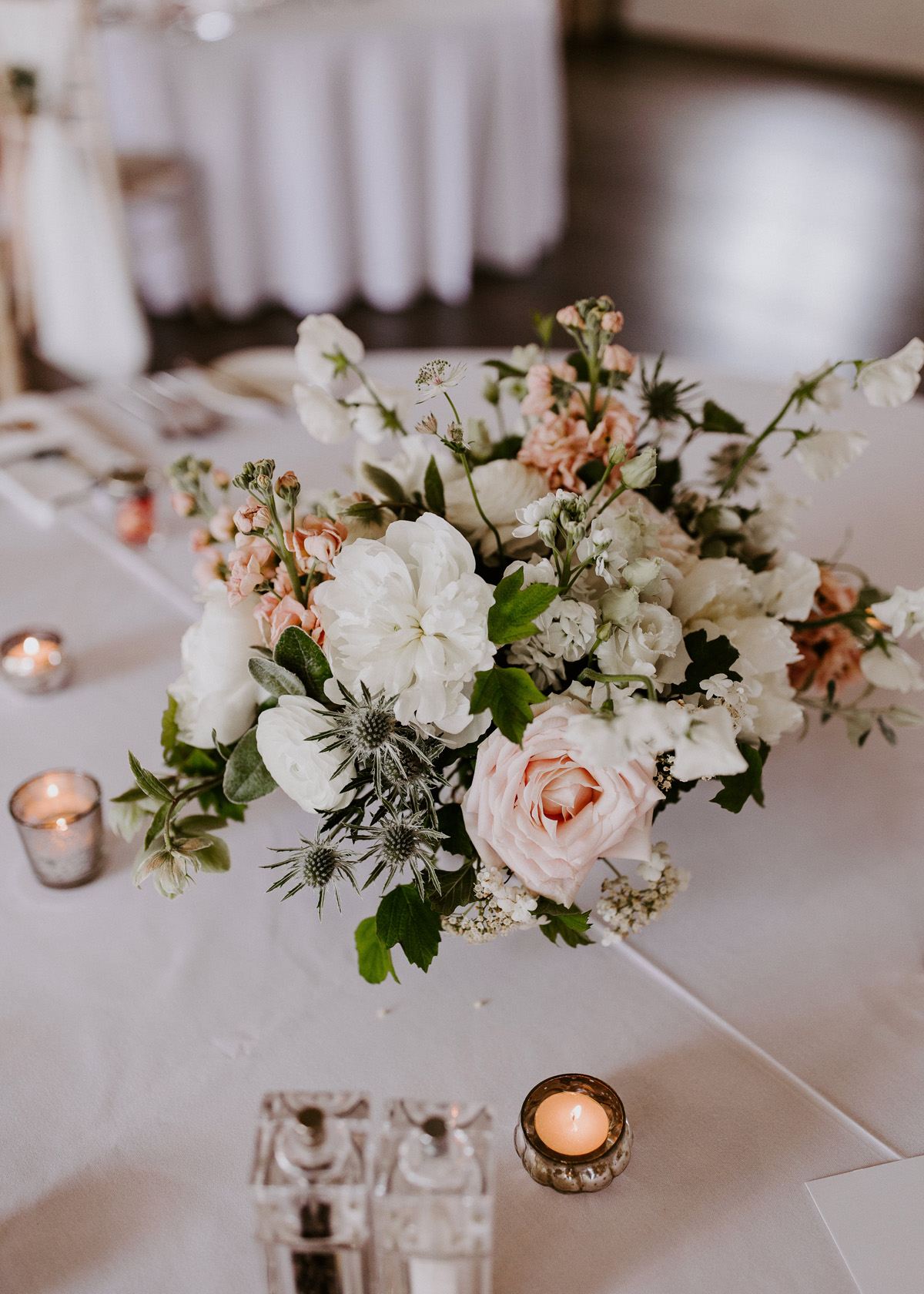 46 Oscar de la Rent Lapstone Barn wedding