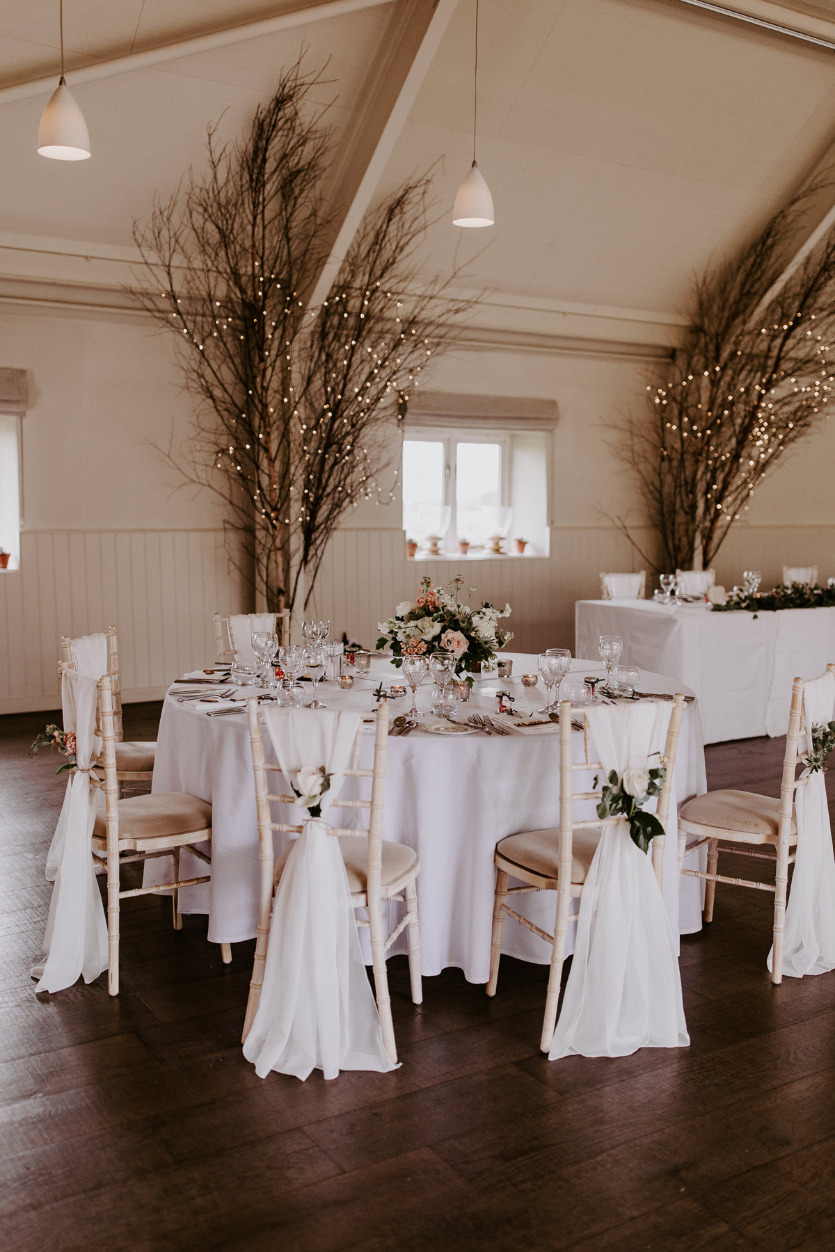 49 Oscar de la Rent Lapstone Barn wedding