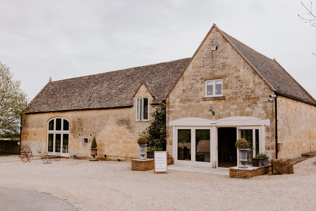 6 Oscar de la Rent Lapstone Barn wedding