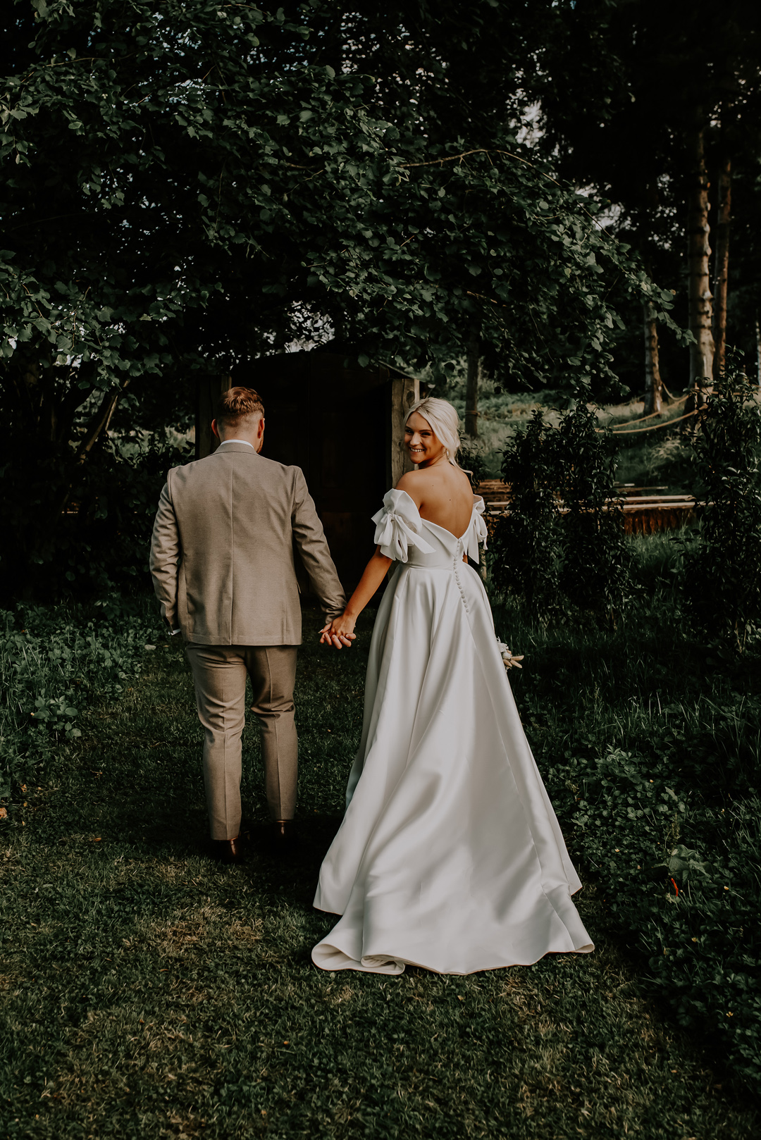 156 Emma Beaumont bride Oak Tree Barn wedding Kent