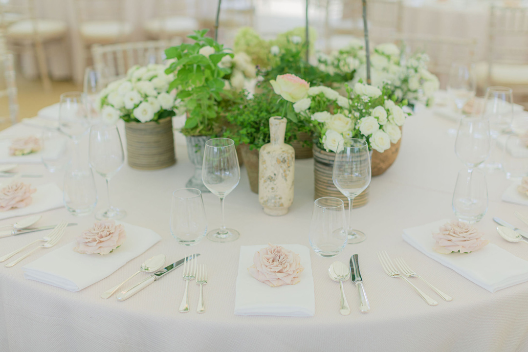 176 Luxury quintessentialy English wedding at home