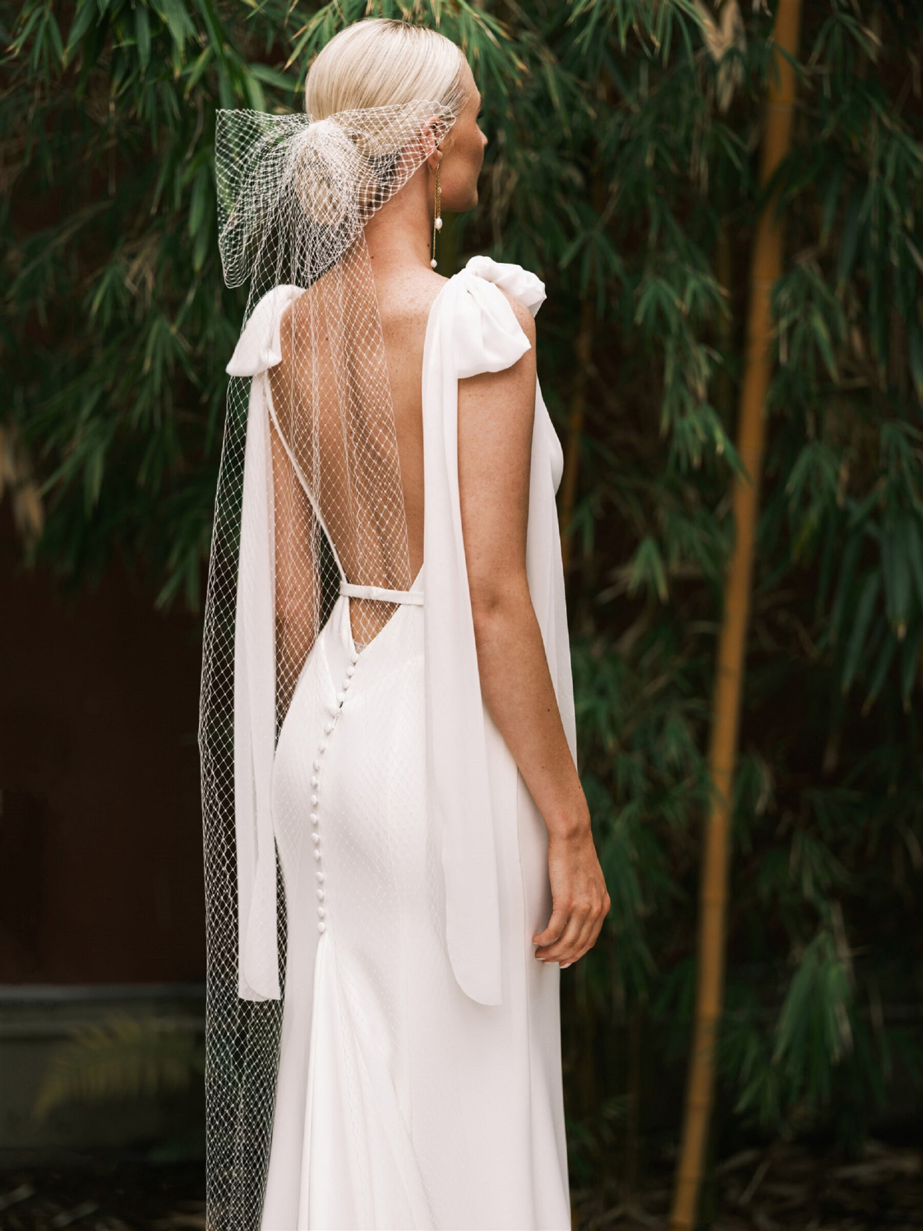 Oversized net bridal bow veil
