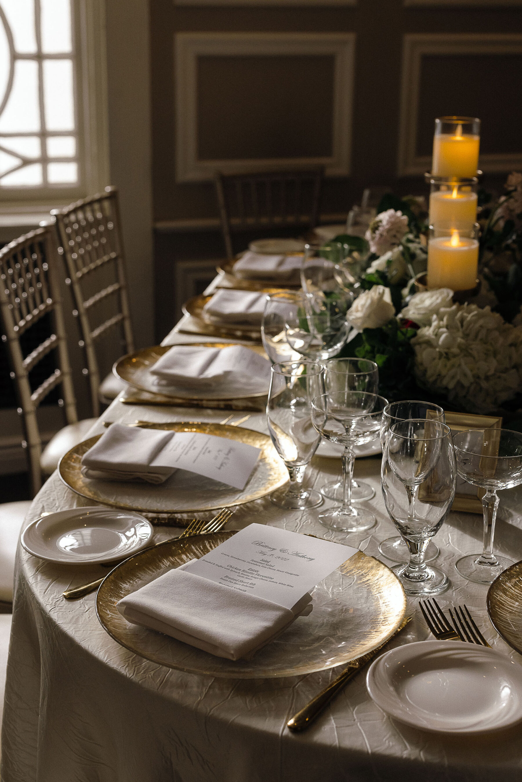 Gold dinner plates at a wedding ceremony