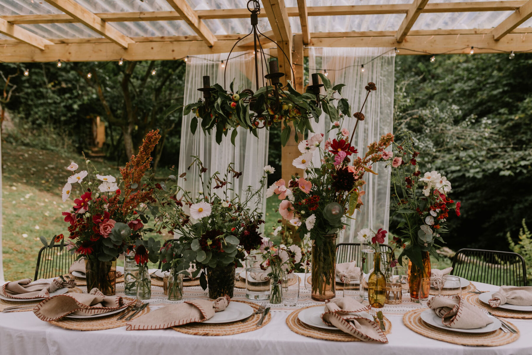 Intimate wedding table floral decor by Moonwind Flowers