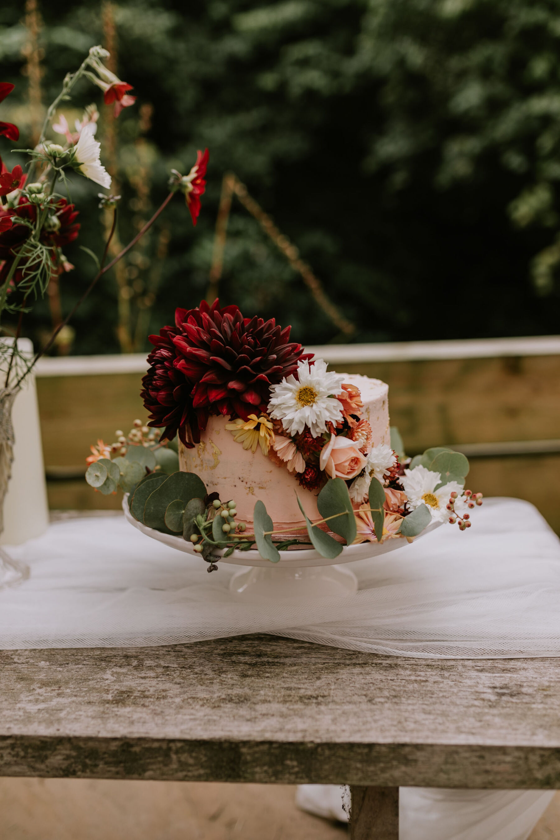 Single Tier wedding cake with fresh flowers