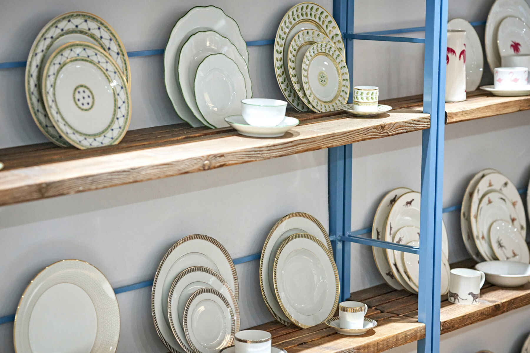 The Wedding Present Company - Elegant modern tableware and dinner sets. Charger plates, dinner plates, cups and saucers.