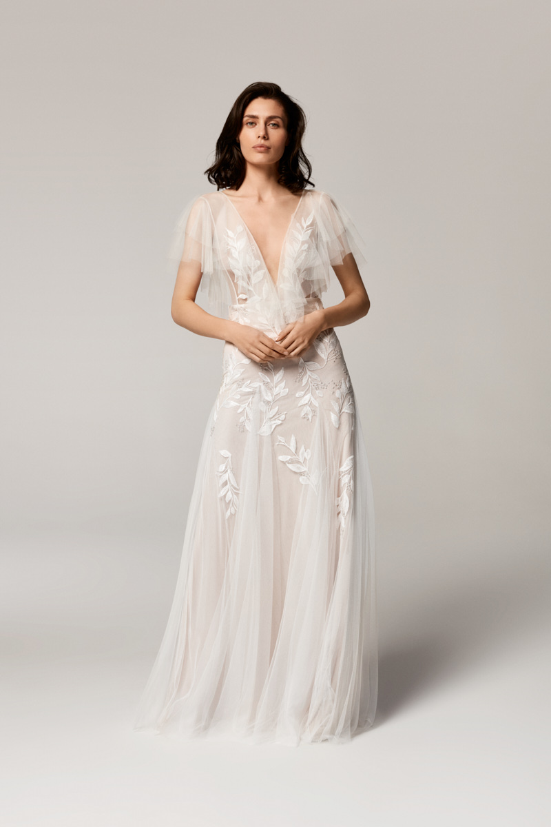 Anna Kara modern elegant wedding dress. Available at the Miss Bush pop up sample sale, April 2023.
