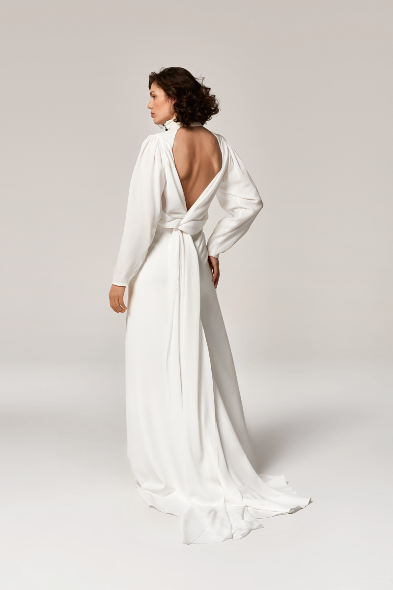 Anna Kara modern elegant wedding dress. Available at the Miss Bush pop up sample sale, April 2023.