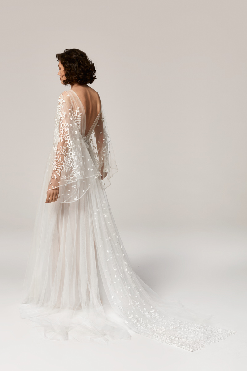 Anna Kara modern elegant wedding dress. Available at the Miss Bush pop up sample sale, April 2023.