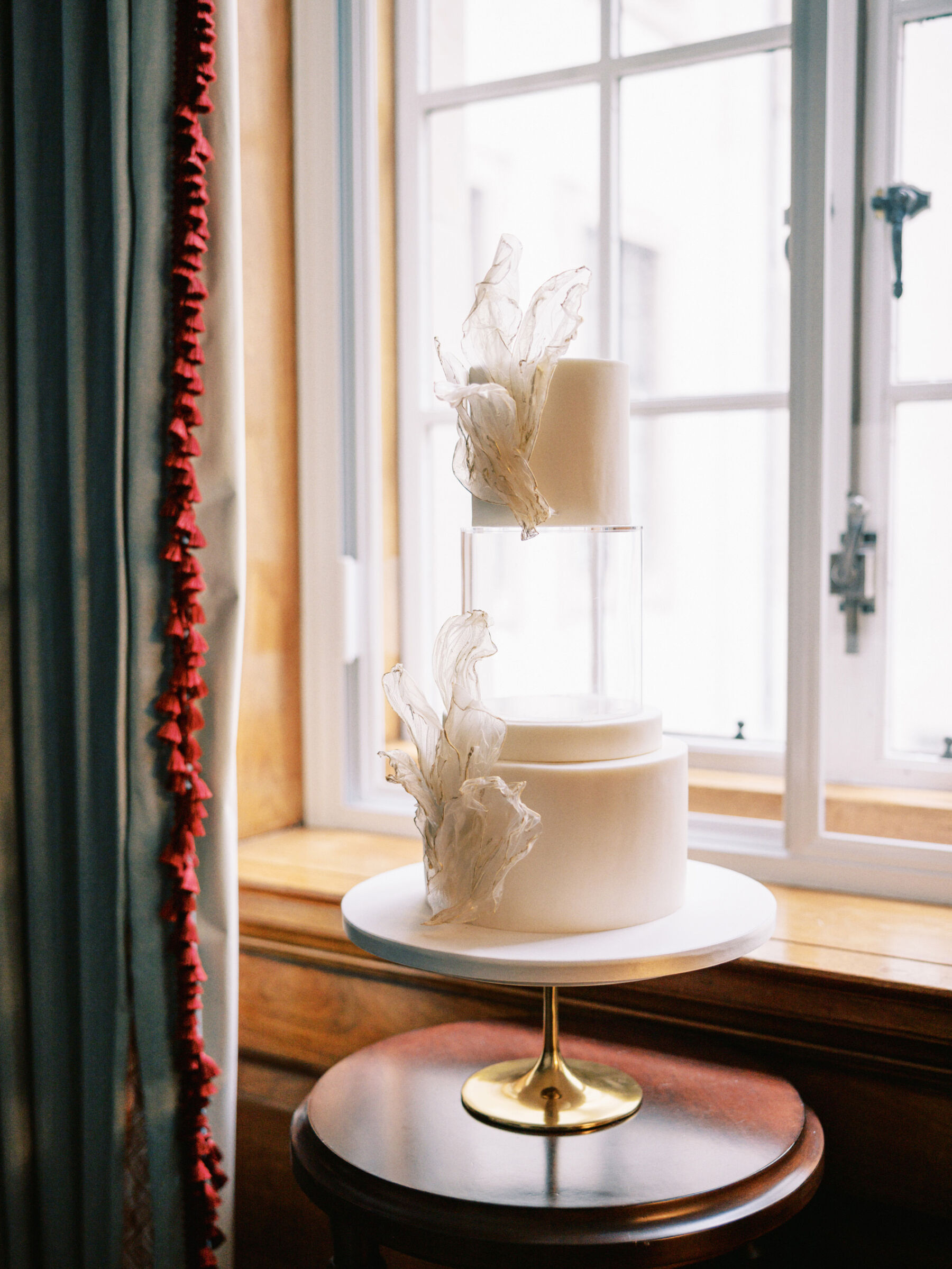 Wow factor wedding cake with transparent mid tier by Dolce Lusso Cakes. Kernwell Photography.