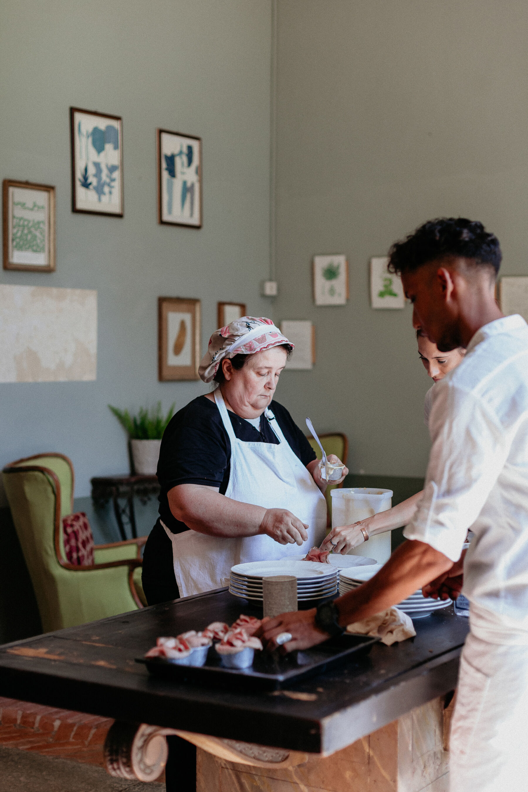 Katya Katya London for an Italian Wedding Inspired by Pre-Raphaelite Art 34 Italian cook preparing wedding desserts.