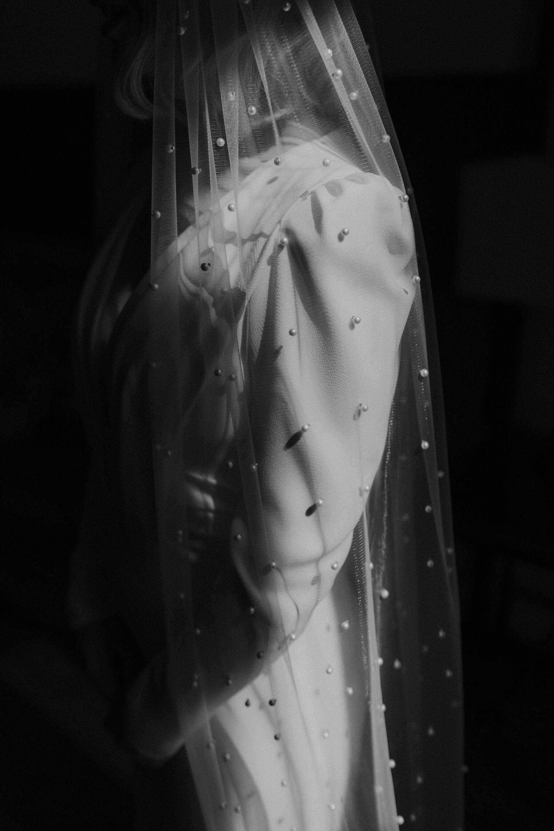 Pearl wedding veil by Dolecka Bridal. Maja Tsolo Photography.