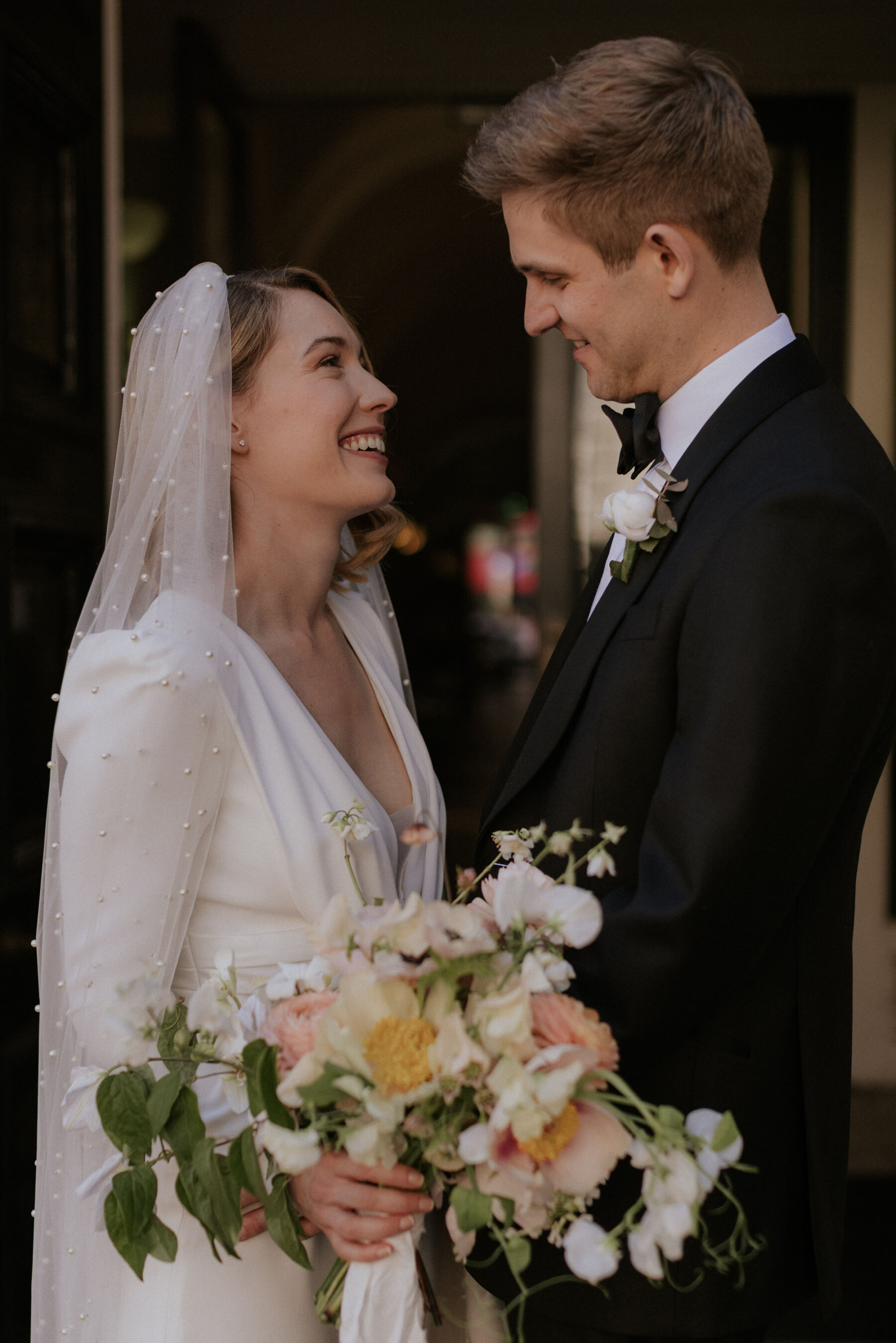 Pearl wedding veil, Spring wedding bouquet. Maja Tsolo Photography.