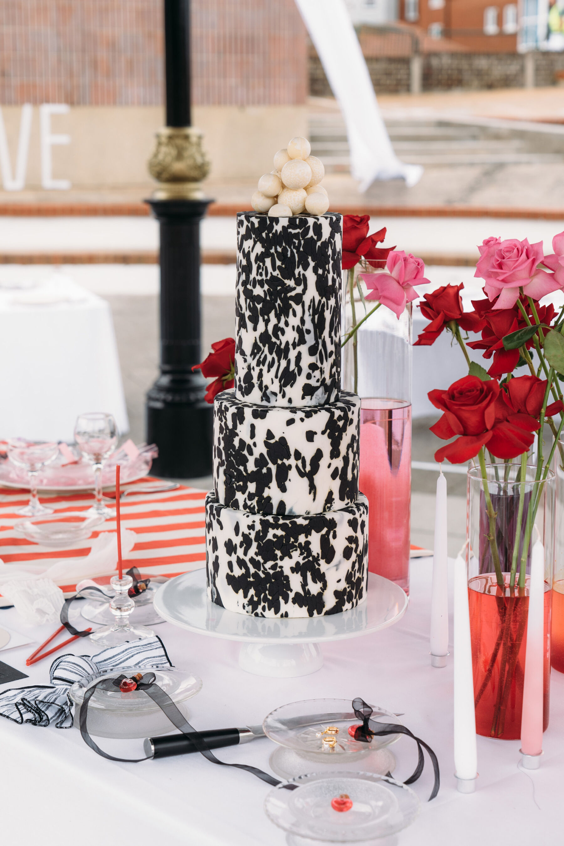 Modern monochrome wedding cake. Joanna Bongard Photography.