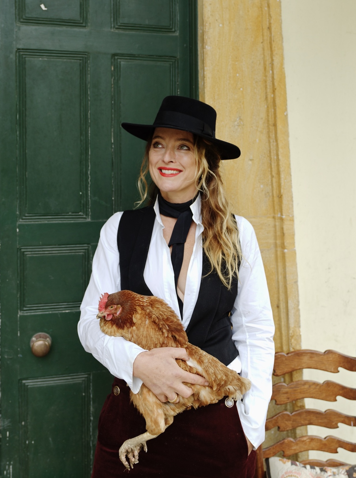 Alice Temperley holding a chicken under her arm 1