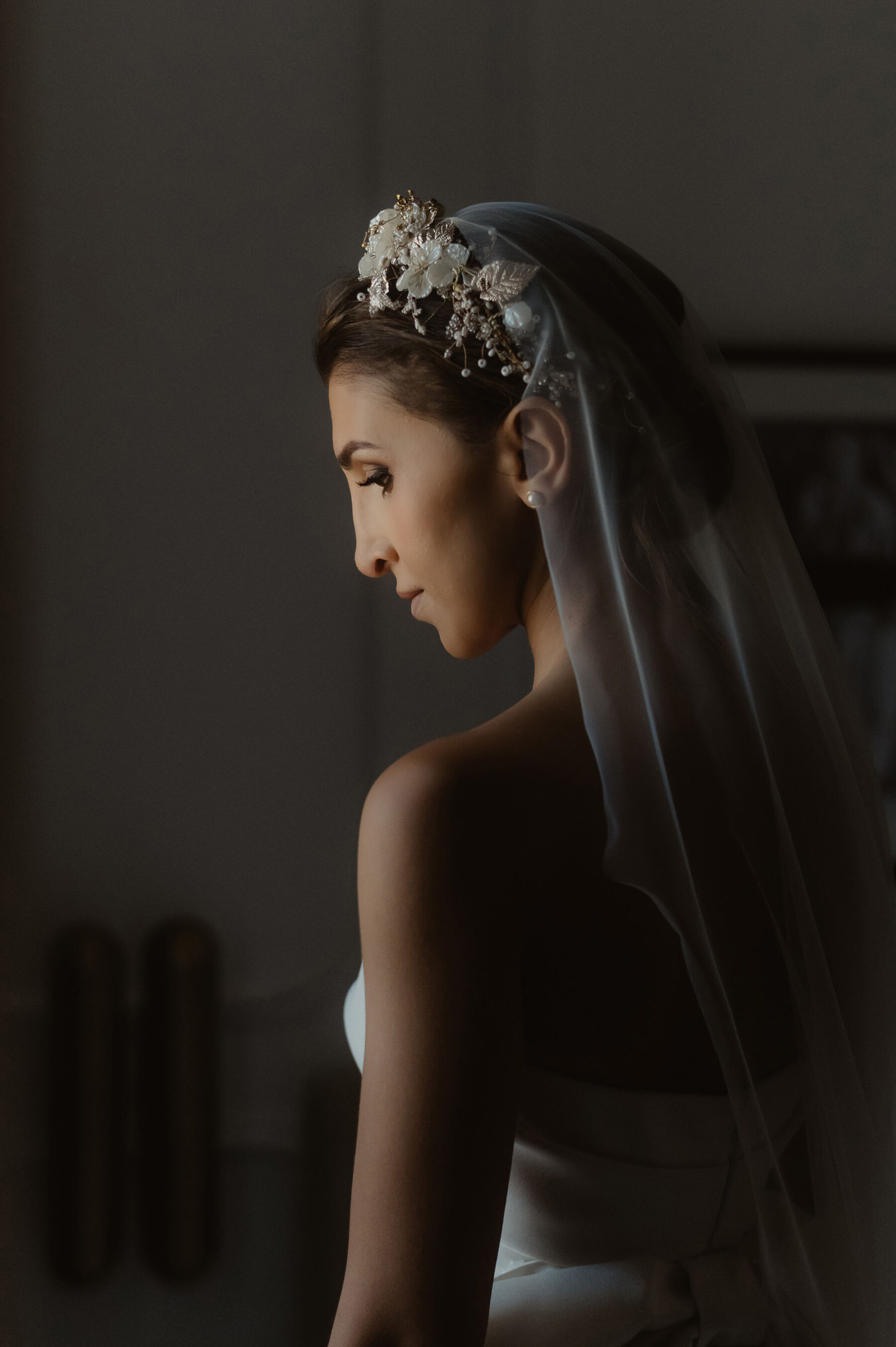 Bride with elegant veil & mother of pearl headpiece.