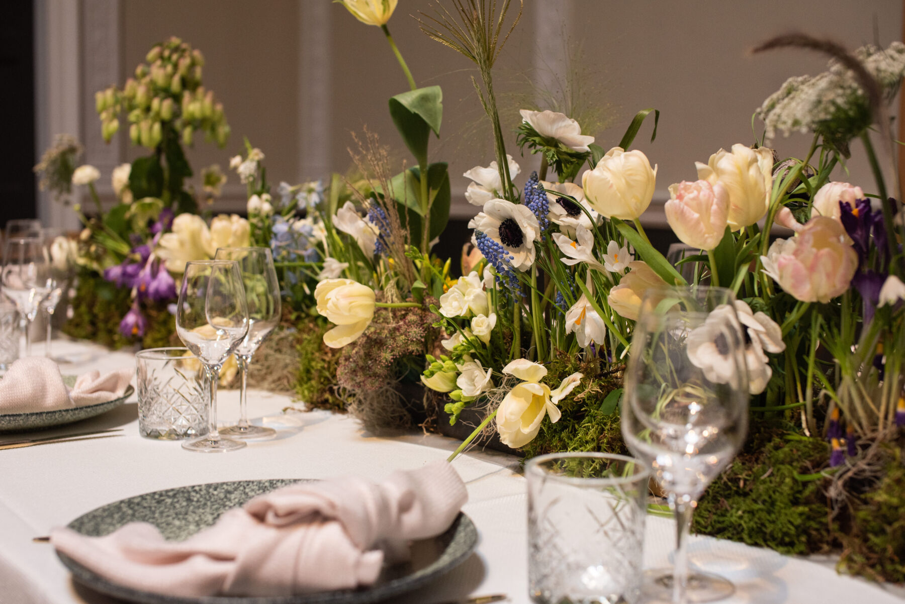 Seasonal Spring wedding flowers by Hayford & Rhodes at RSA House, sustainable London wedding venue