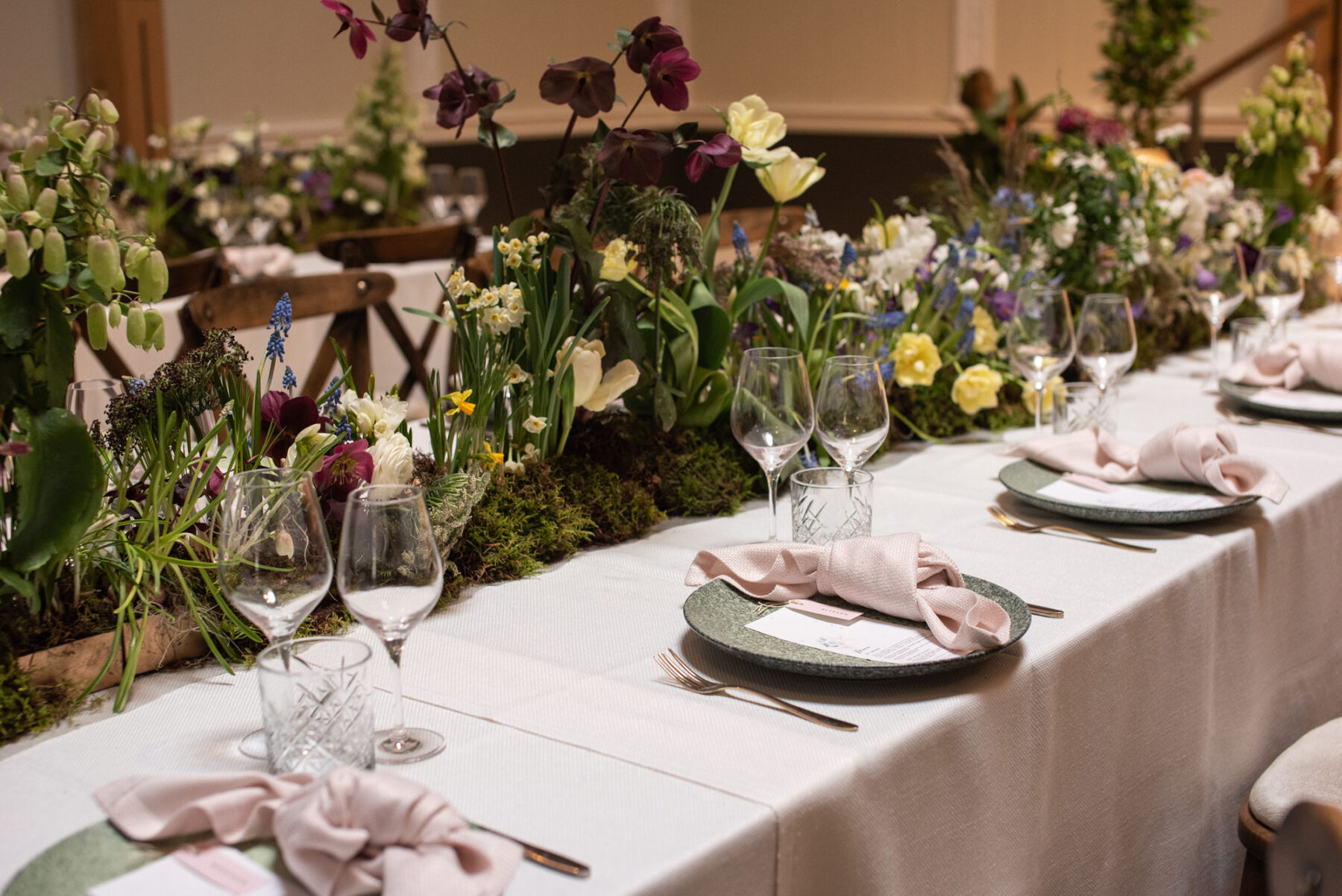 Seasonal Spring wedding flowers by Hayford & Rhodes at RSA House, sustainable London wedding venue
