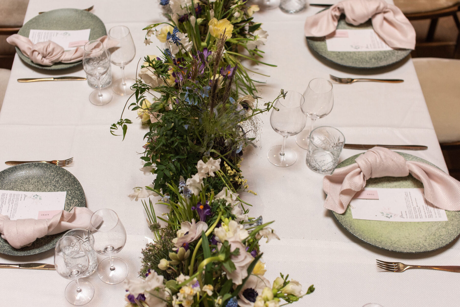 Seasonal Spring wedding flowers by Hayford & Rhodes at RSA House, sustainable London wedding venue