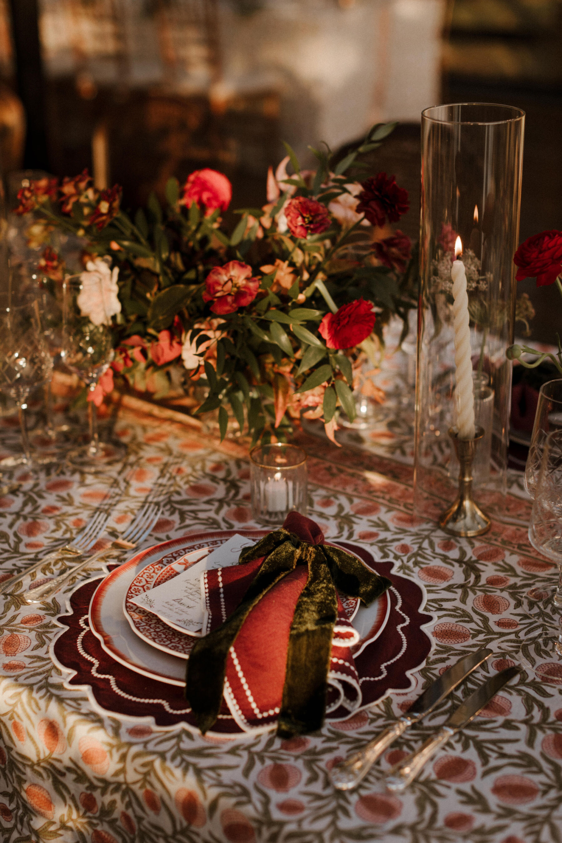 Scallop edge plates with a red napkin at a wedding reception.