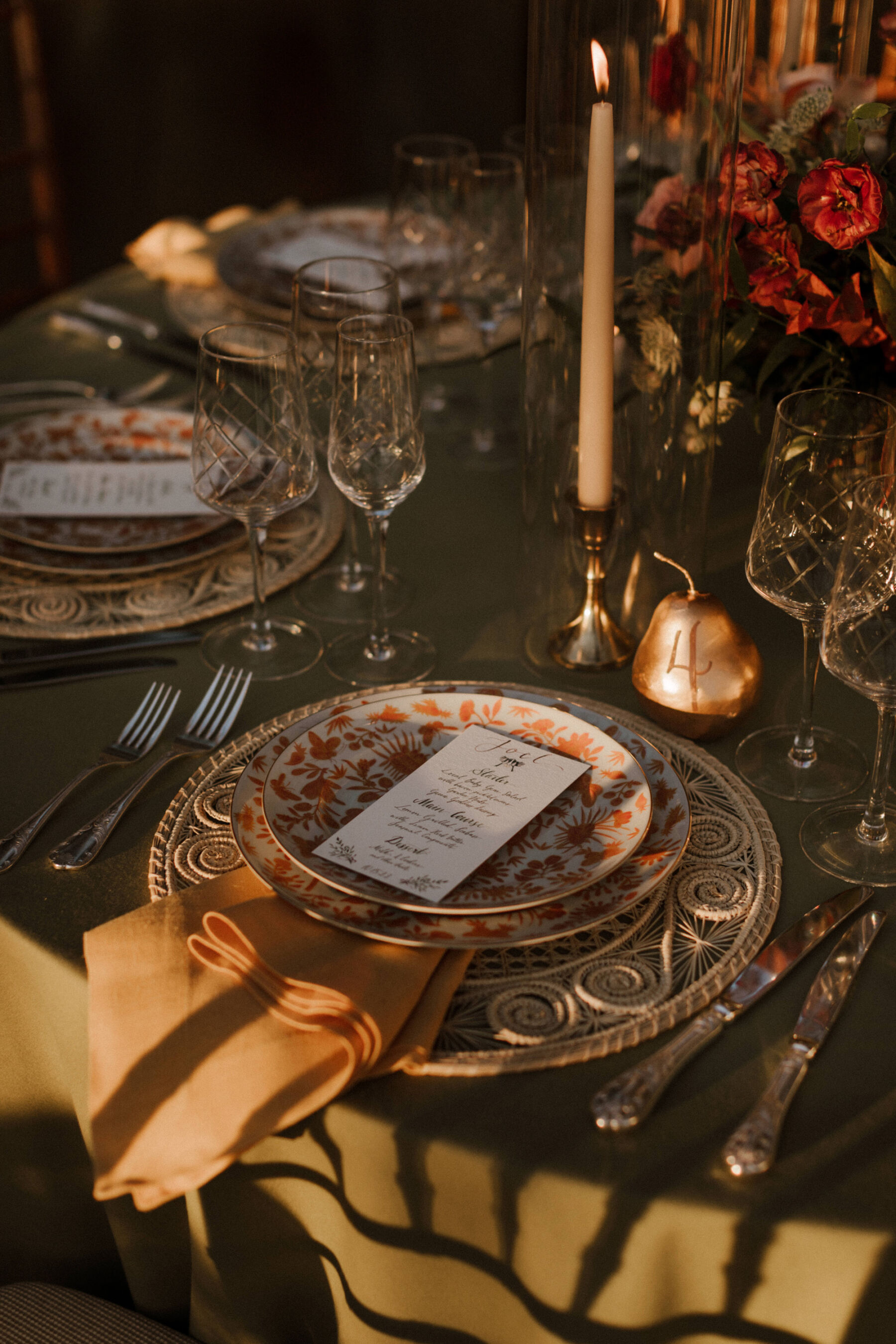 Elegant wedding reception table deocr and napkins