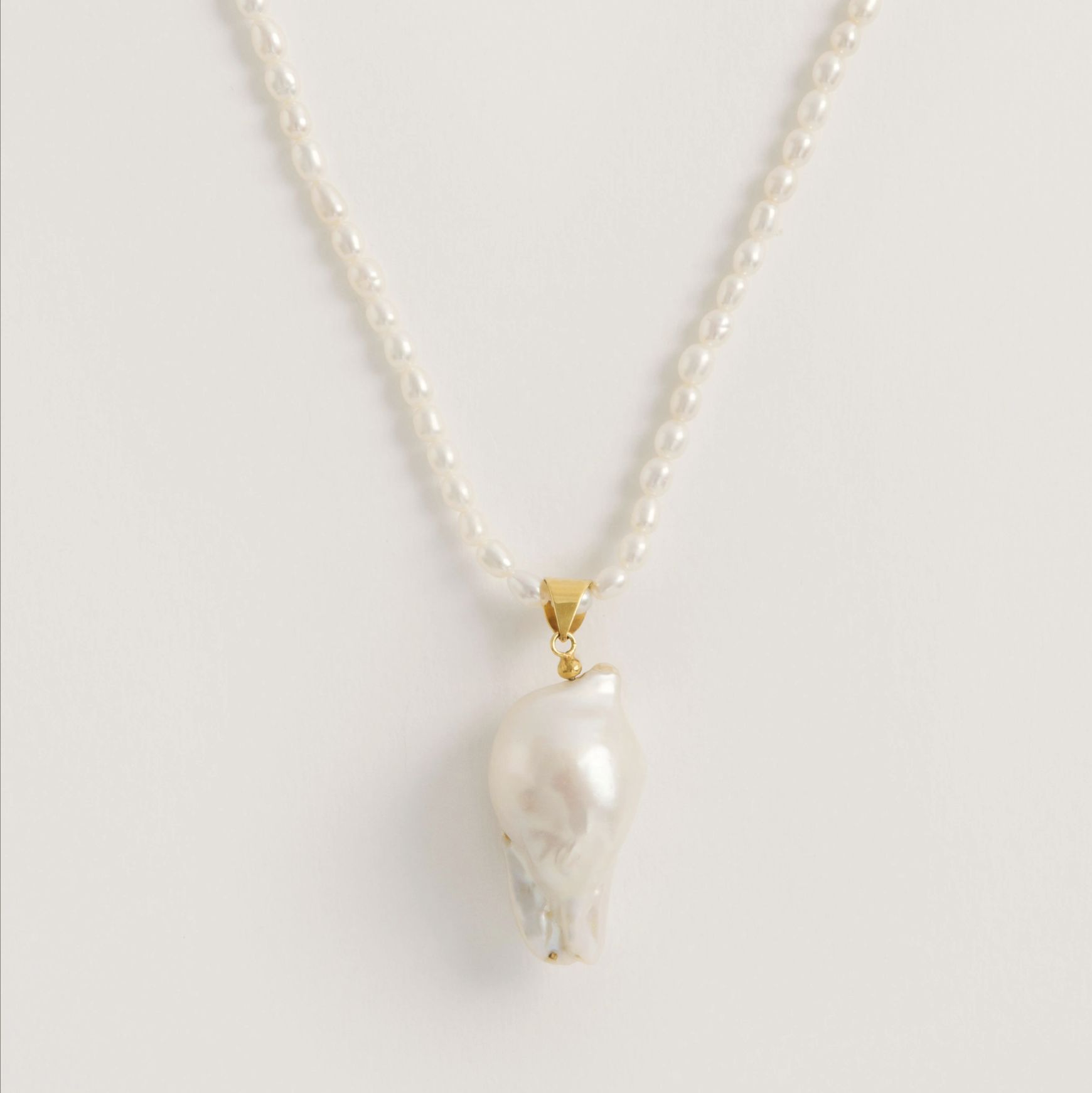 Freya Rose London RICE PEARL NECKLACE WITH LARGE BAROQUE PEARL PENDANT