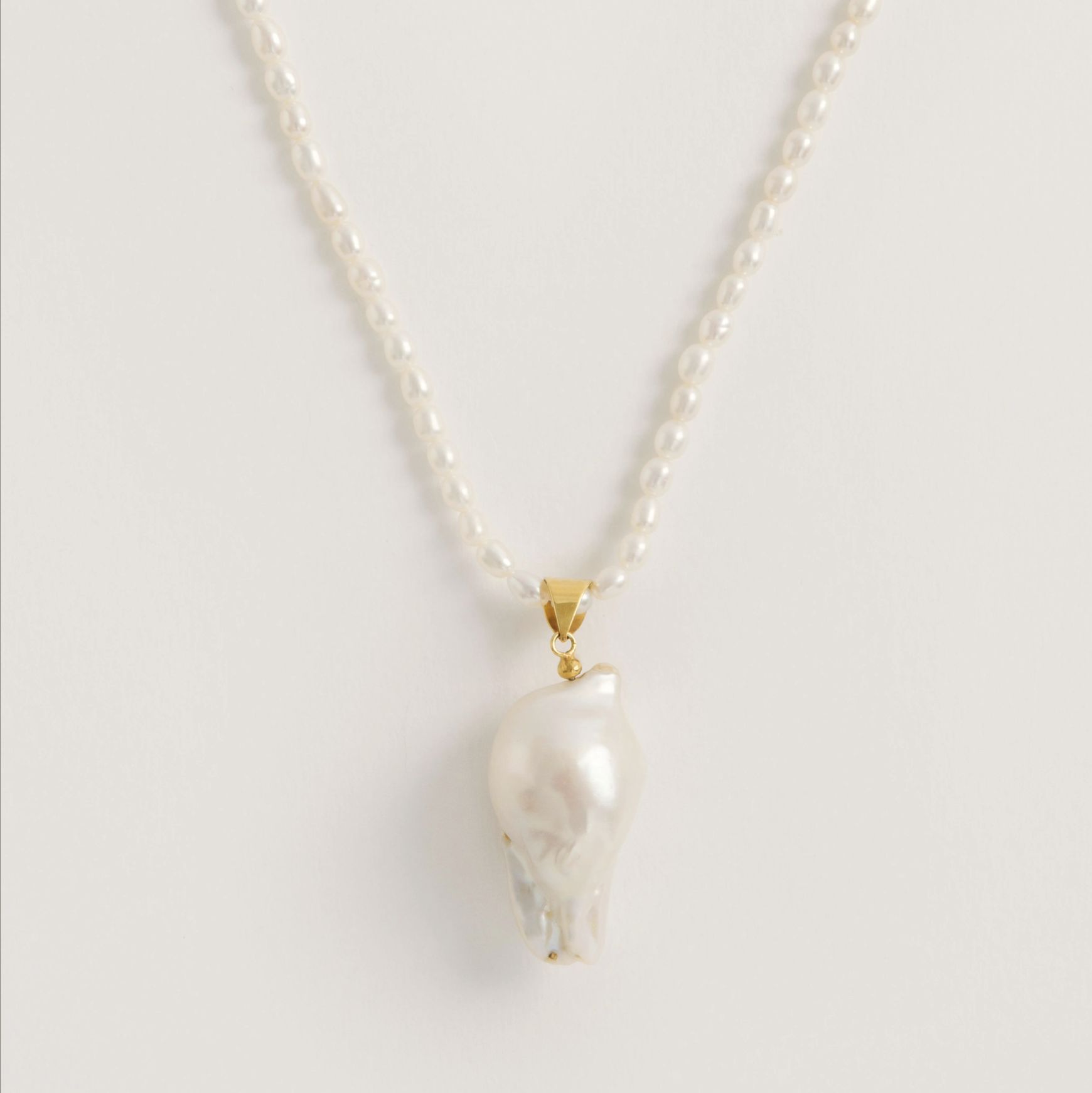 Freya Rose London Rice Pearl Necklace With Large Baroque Pearl Pendant 1 Freya Rose London RICE PEARL NECKLACE WITH LARGE BAROQUE PEARL PENDANT