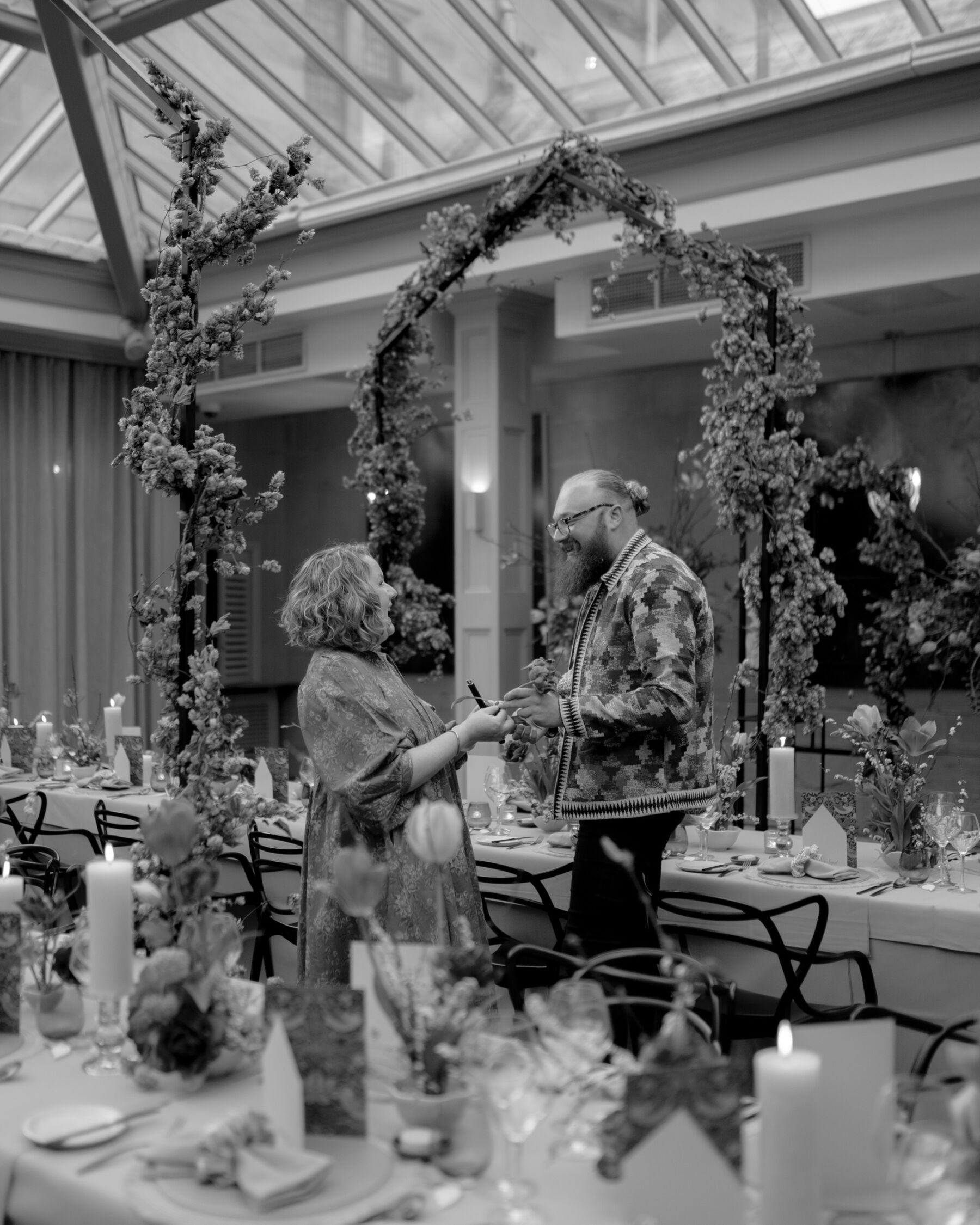 Hampton Manor: A Modern, Reimagined & Wildly Romantic Wedding Venue 23 Amy of Ava Event Styling chatting with her assistant, The Bearded Botanist.