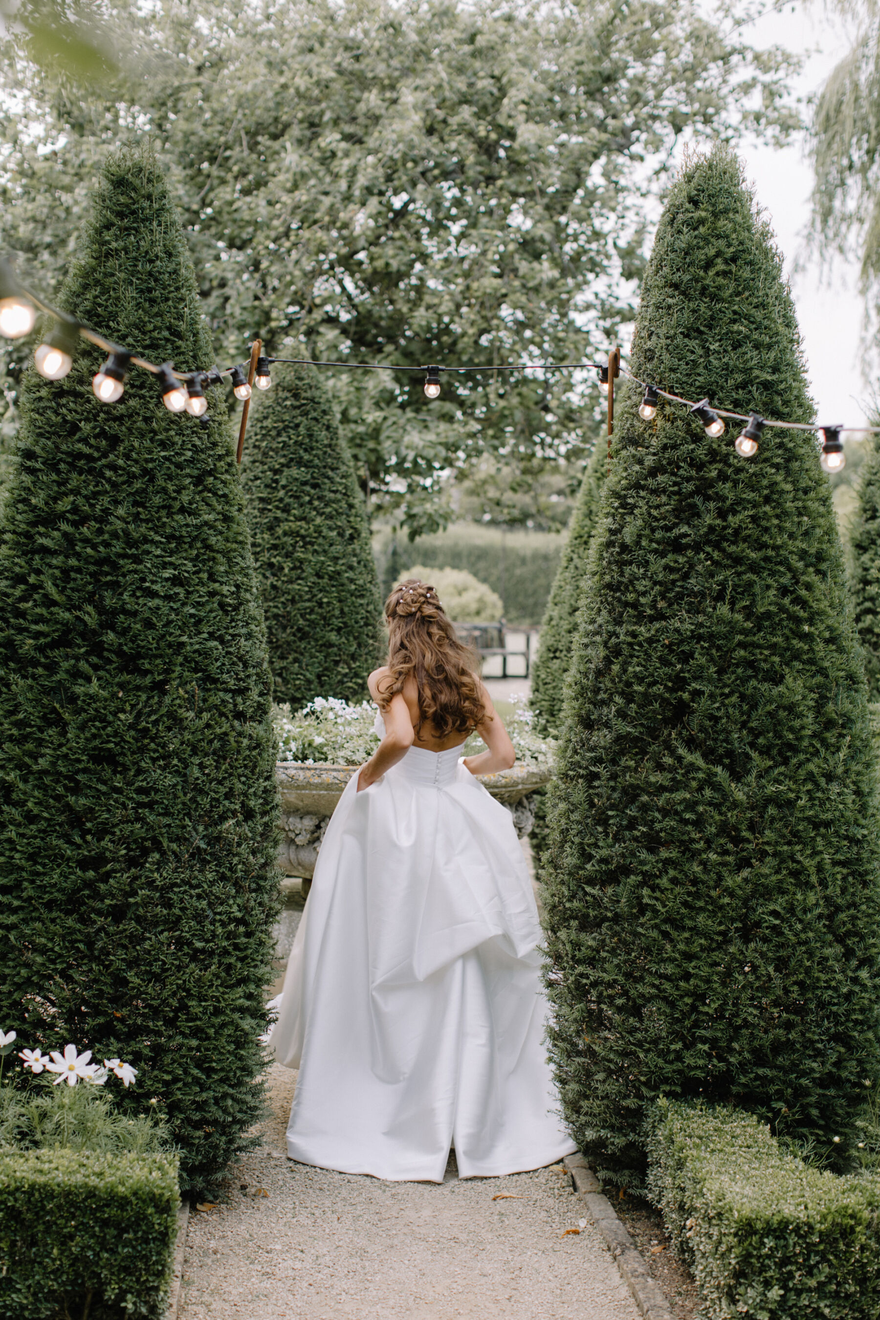 A Tythe Summer in Six Dresses: How Bride Hilly Found Her Suzanne Neville Gown 20 13 Tythe Barn Launton Wedding Cotswolds