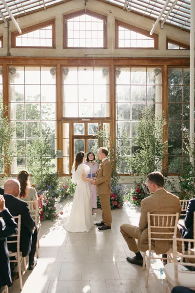 A luxury humanist ceremony at Kew Gardens London, officiated by leading English celebrant Nat Raybould