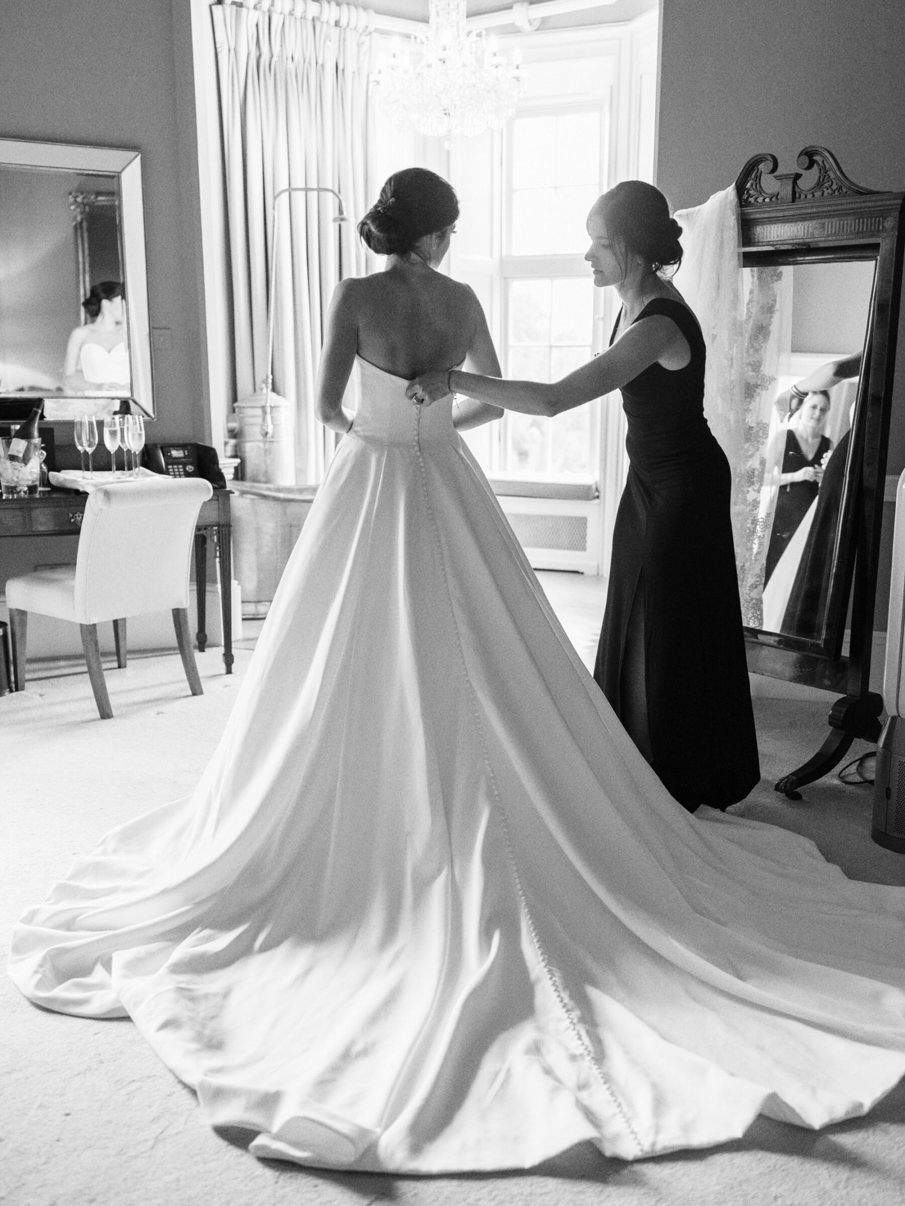 A Glamorous and Elegant Black Tie Wedding at Luttrellstown Castle in Dublin, Ireland 9 Kernwell Photography Breada and Christian LMD 018