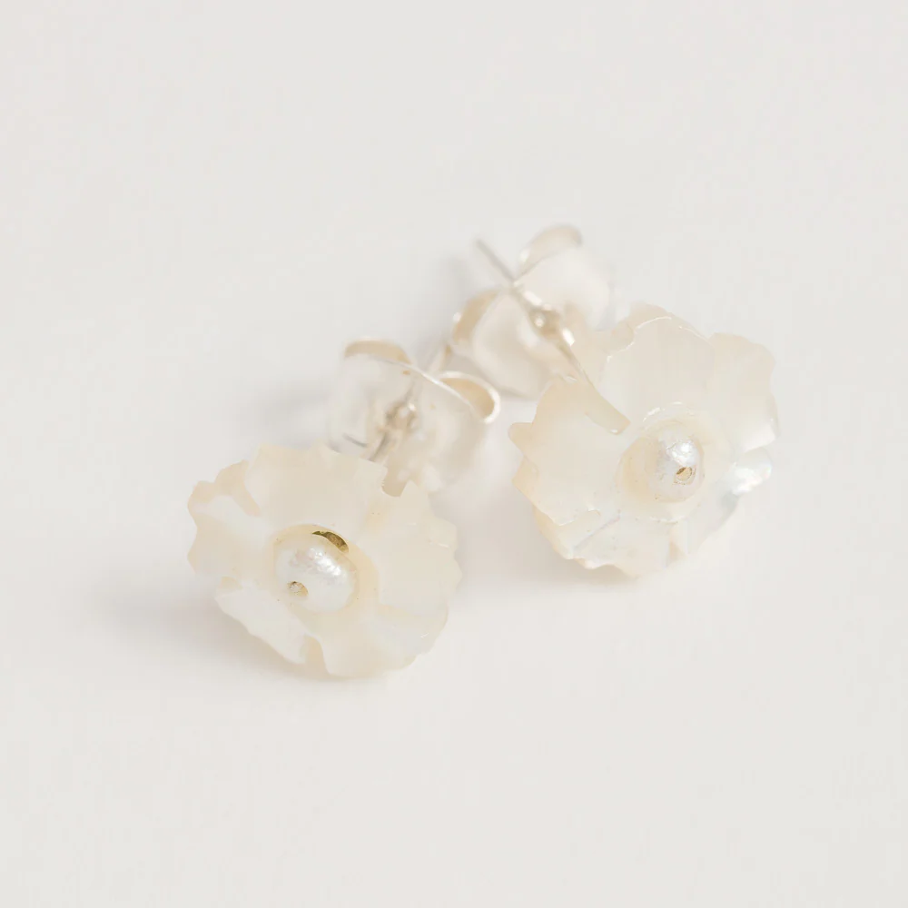 Mother of pearl flower stud earrings