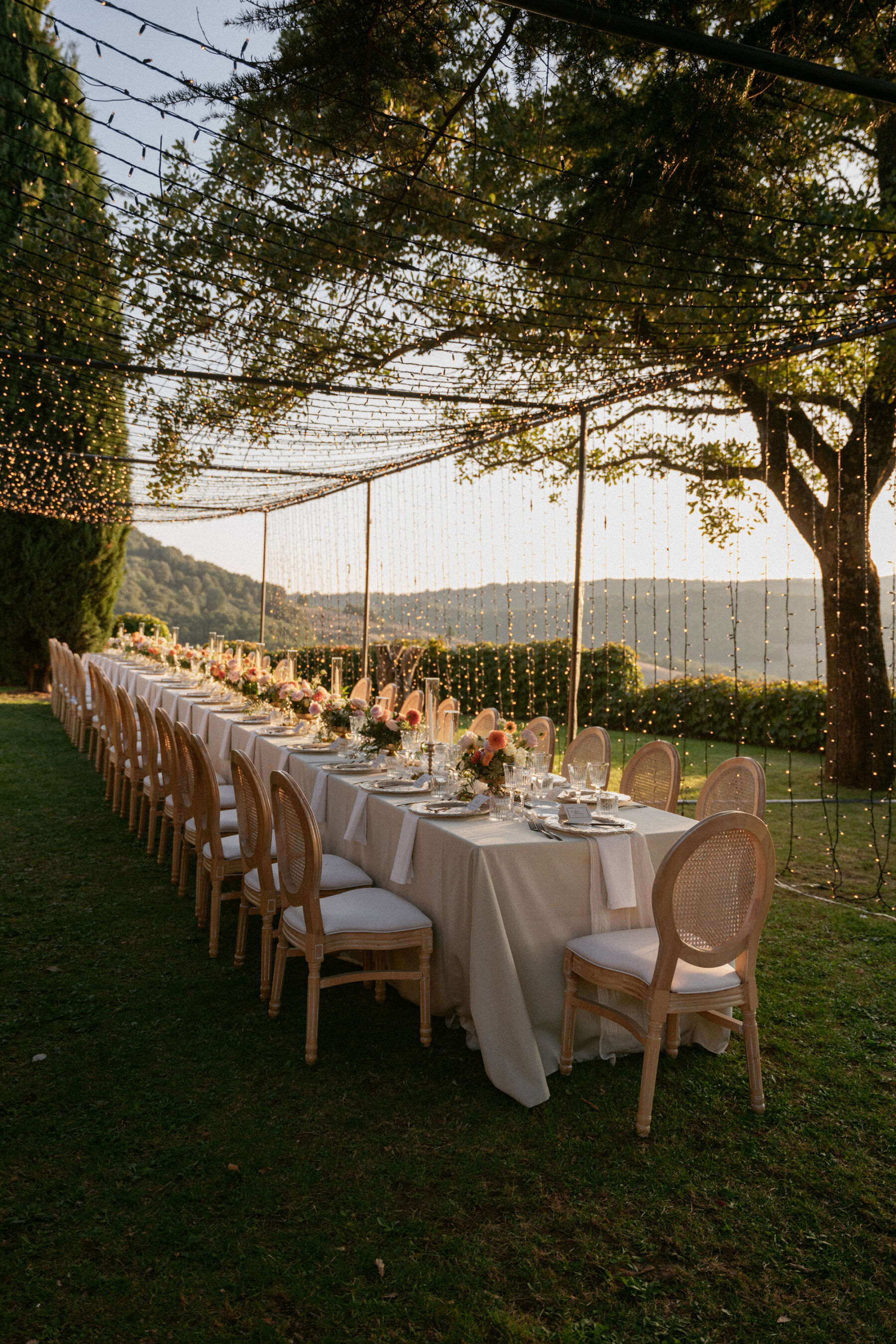 Mikaela in Alena Leena For Her Elegant Italian Wedding at Villa Fattoria di Vibio 43 Long wedding reception table beneath a canopy of twinkly lights in Italy. Photography by Stefano Santucci.
