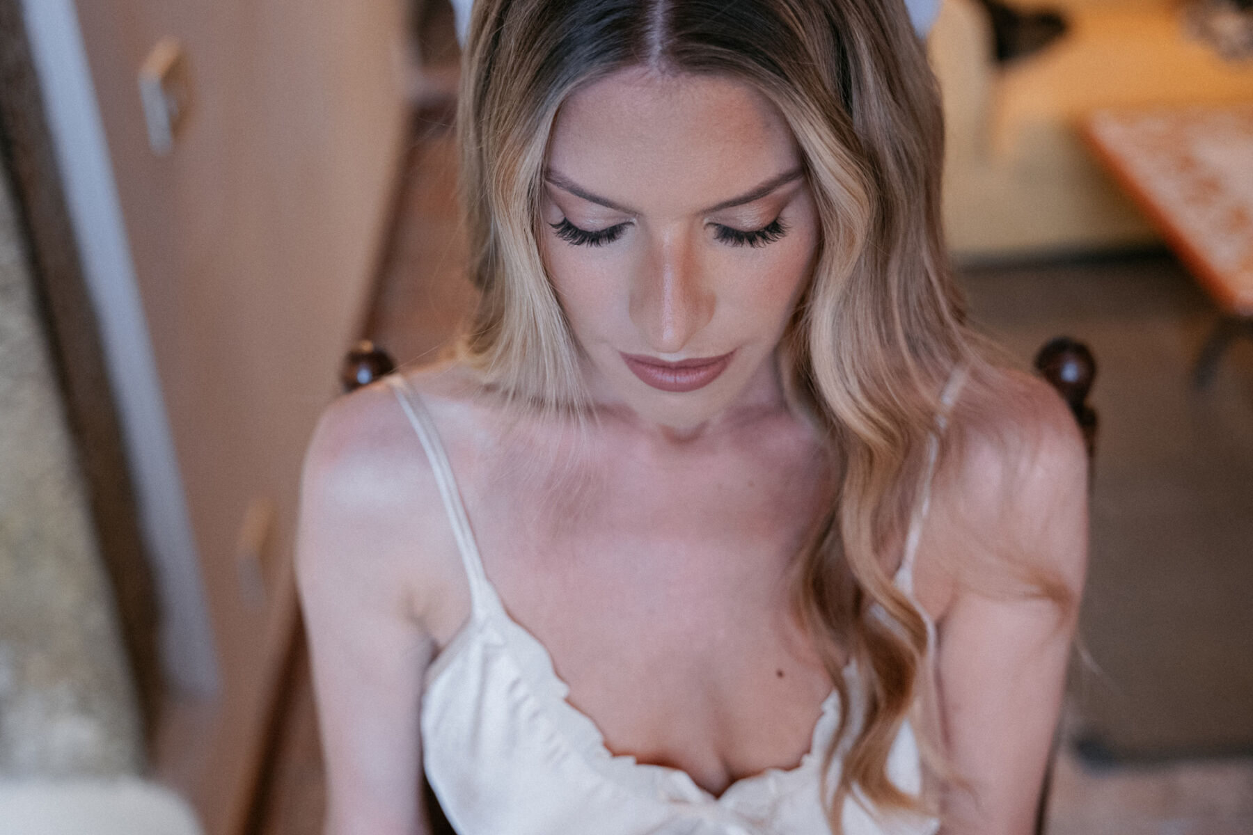 Mikaela in Alena Leena For Her Elegant Italian Wedding at Villa Fattoria di Vibio 11 Bride with long loose wavy blonde hair and natural makeup on her wedding day. Photography by Stefano Santucci.