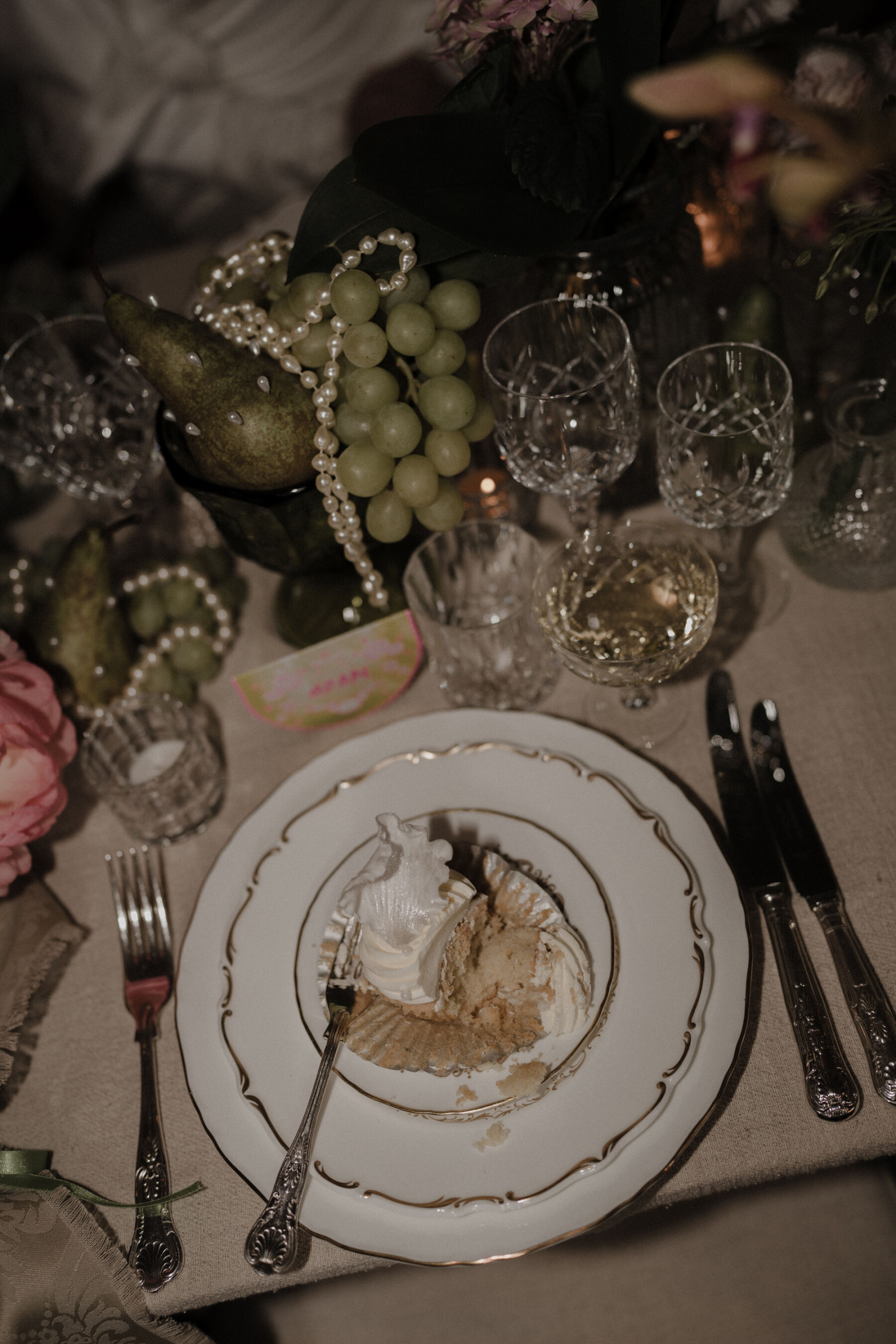 Half eaten wedding cake on a plate at a wedding. Modern wedding photography.