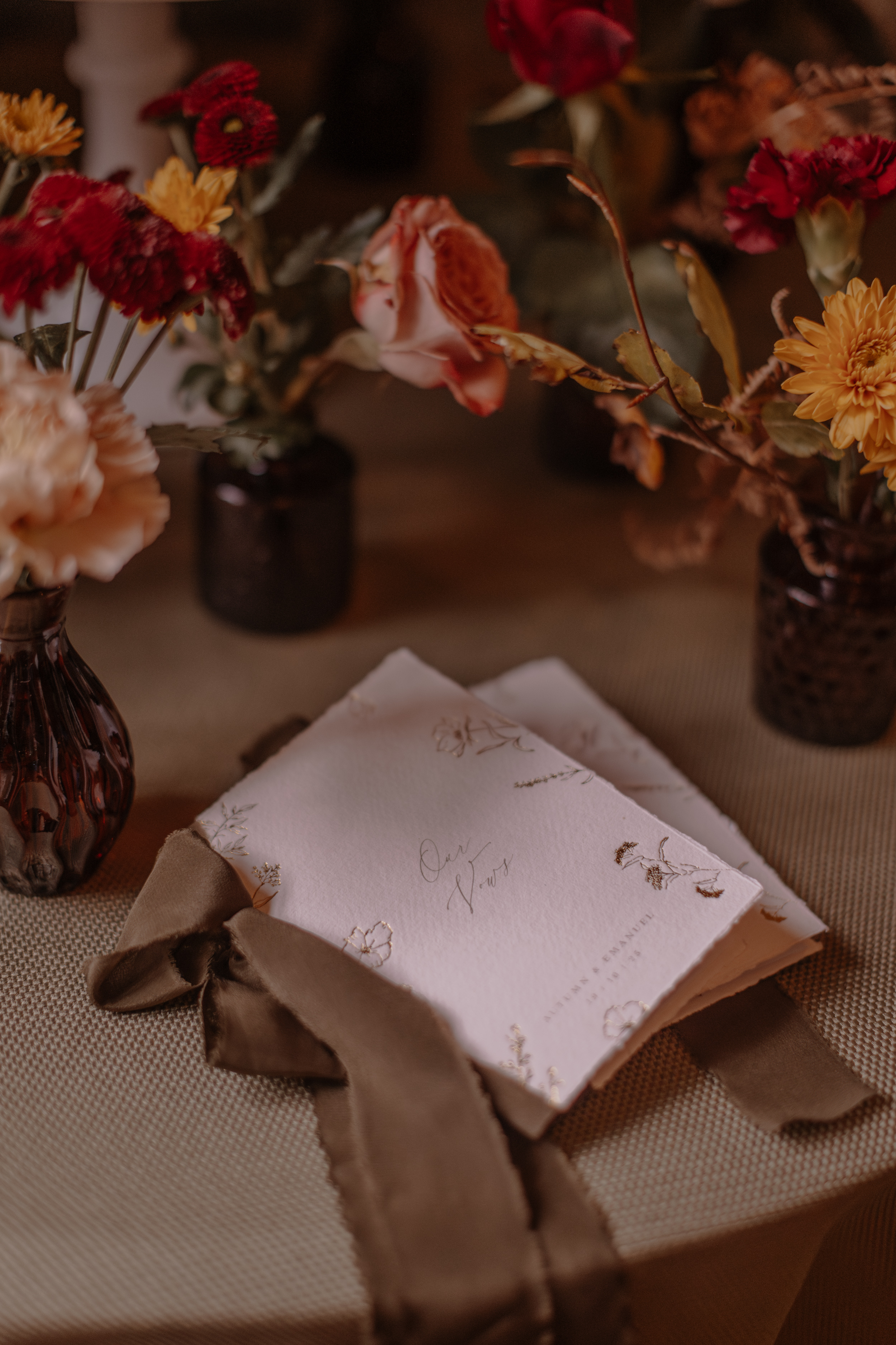 A Little Wild, A Little Luxe: Helen Rose Photography's Beautiful Peak District Editorial 16 Modern elegant wedding vows in miniature booklets with silk ribbons.