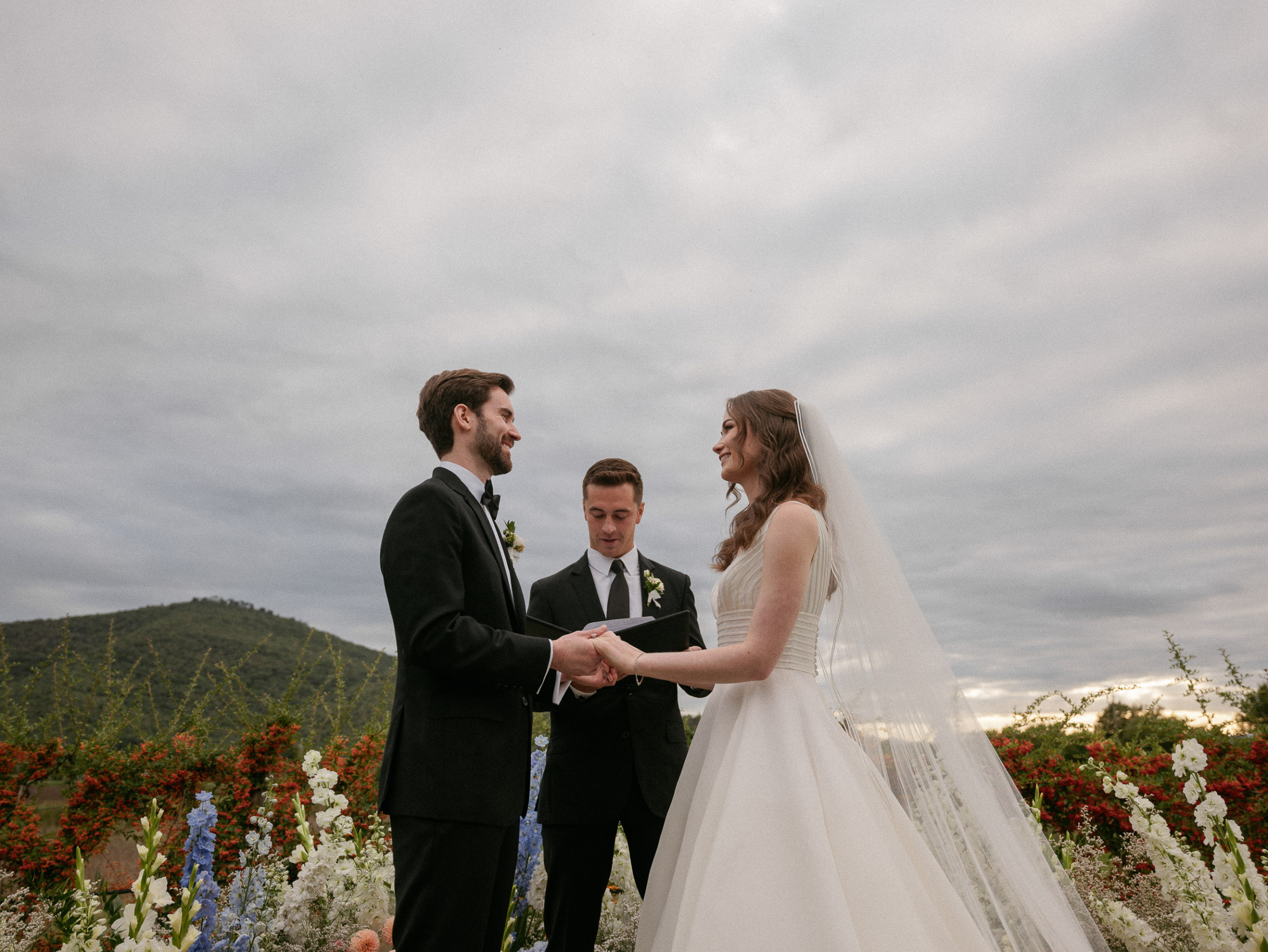 Outdoor Italian wedding ceremony at  Relais La Corte Dei Papi in Cortona in Italy.