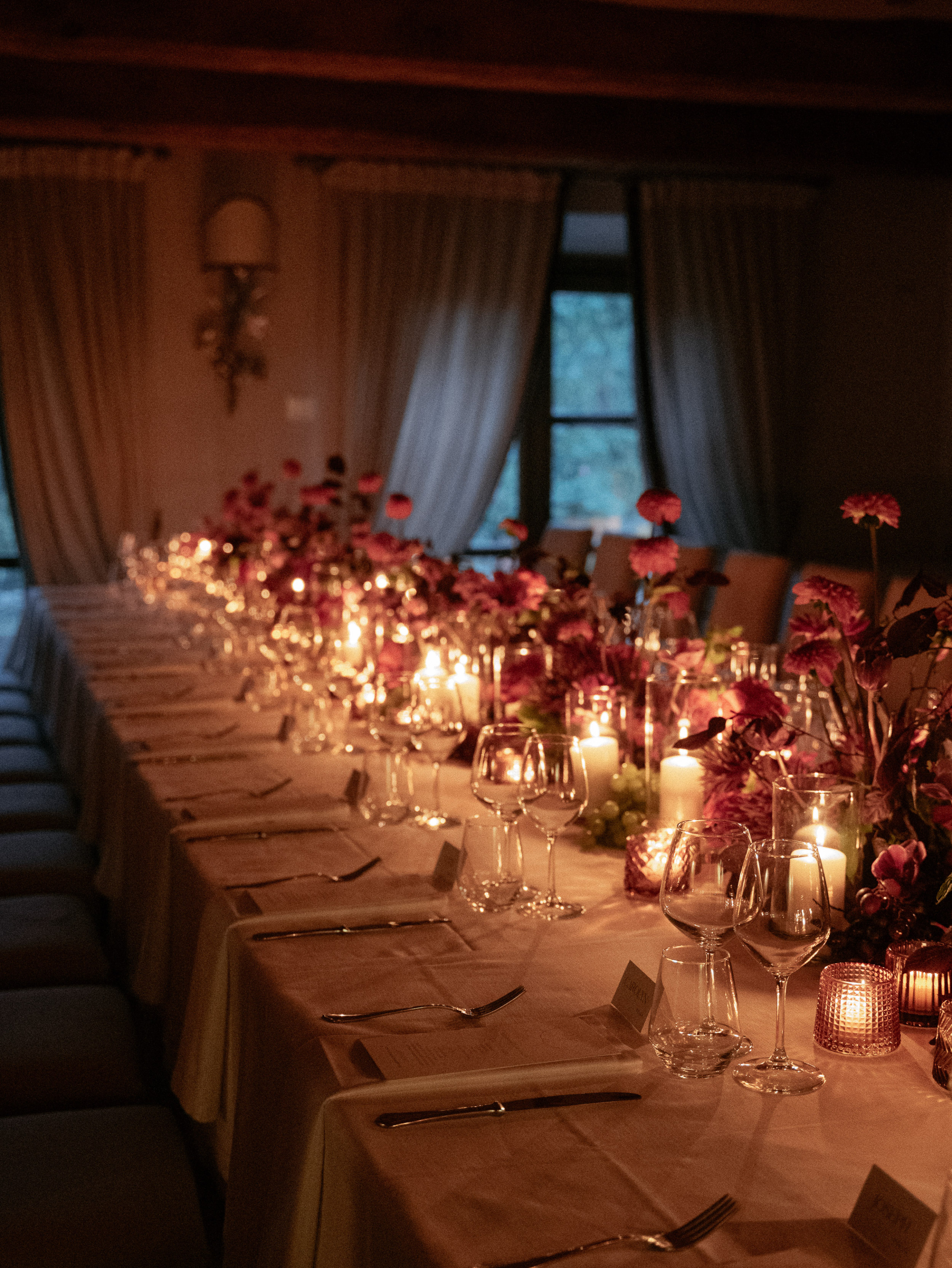 Romantic atmosphere for an evening rehearsal dinner at Relais La Corte Dei Papi wedding venue in Cortana, Italy.