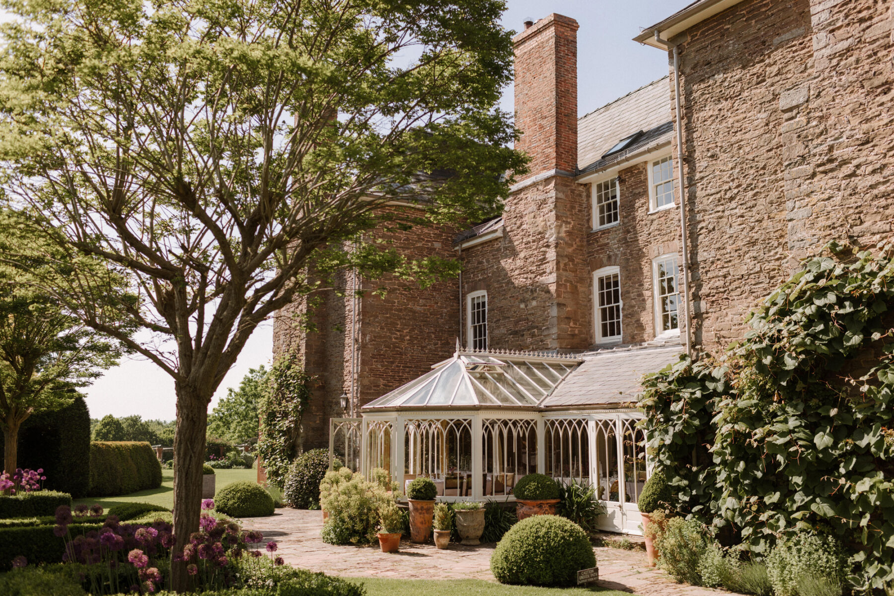 Dewsall Court Herefordshire Wedding Venue Gamith Preethi www.thecurries2.co