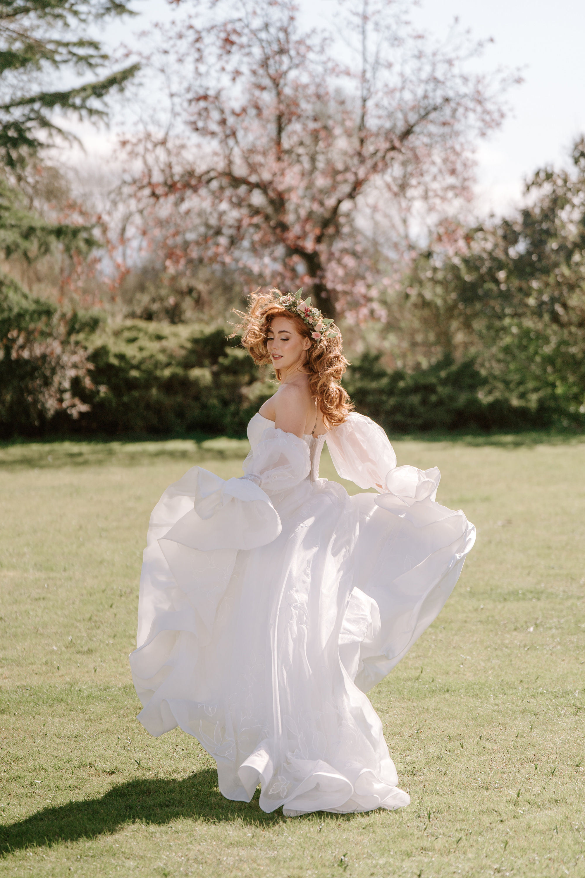 Romantic Spring Wedding Flowers with a Pre-Raphaelite Influence & Sustainable 'Foam Free' Floral Styling 27 Pre Raphaelite Inspired Bridal Editorial Twyning Park Gloucestershire 11