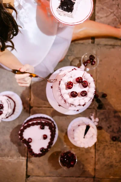 Elegant modern wedding cake by Bloom Bakehouse, designed for stylish couples in the Cotswolds, Northamptonshire, and surrounding areas including London.