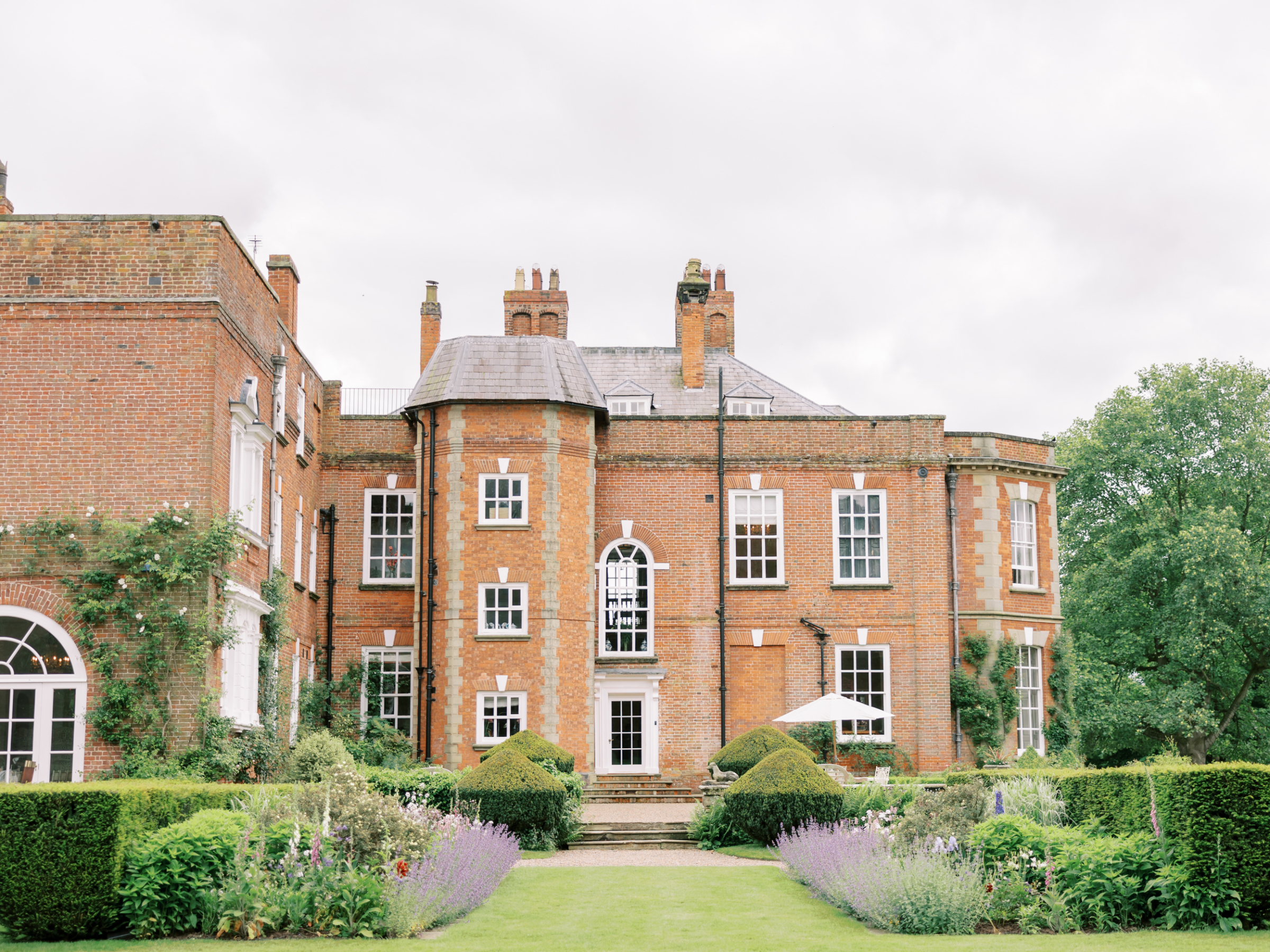 Classy and Elegant Wedding at Iscoyd Park with a Chosen by KYHA Gown 5 Iscoyd Park Wedding Heledd Roberts 3
