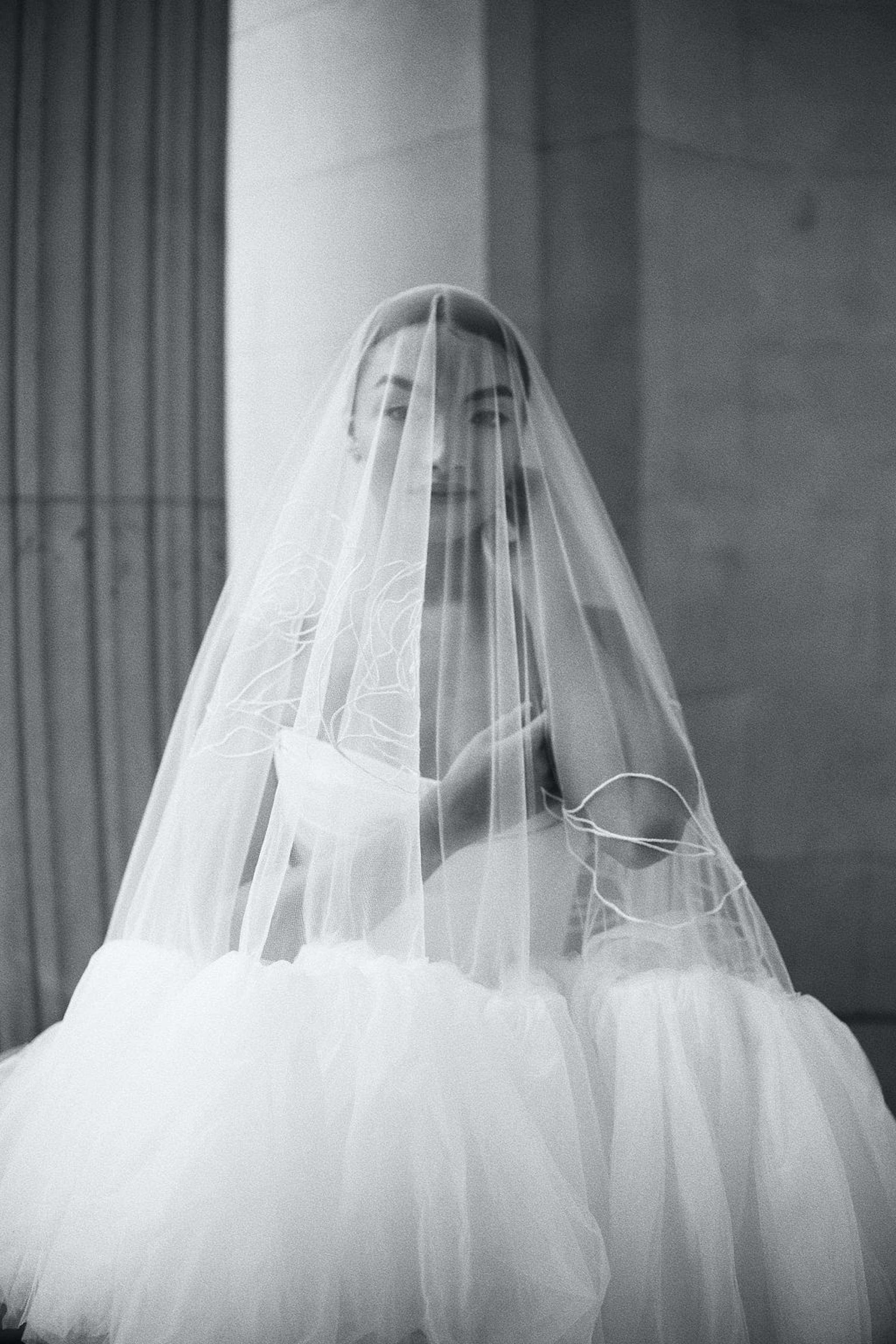 London City Wedding Style With a Maximalist Ruffled Veil 33 Modern City Wedding Inspiration 53