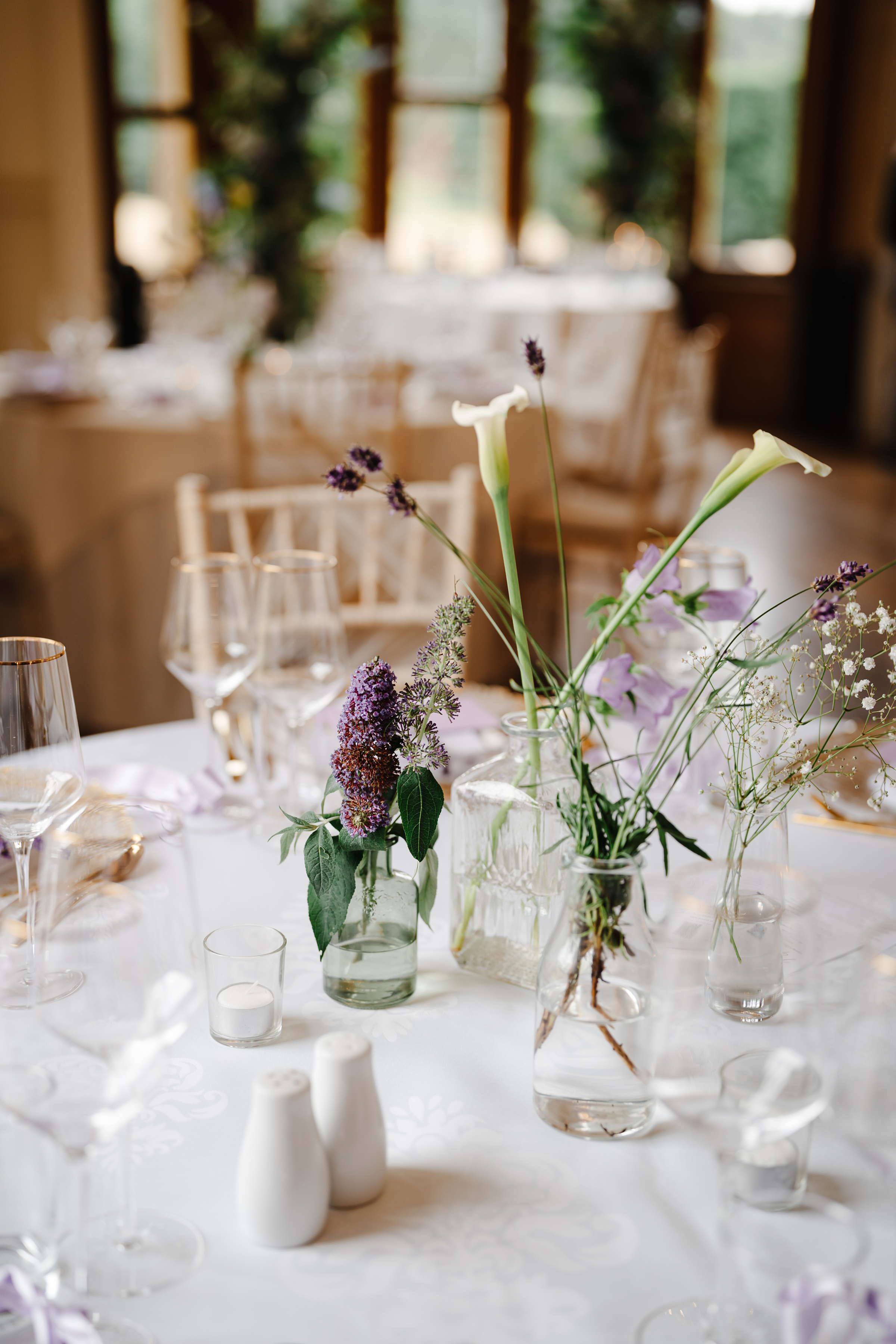Bud vases with cala lilies and lalac.
