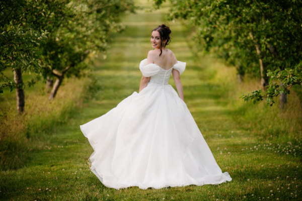 bride in the apple orchard
