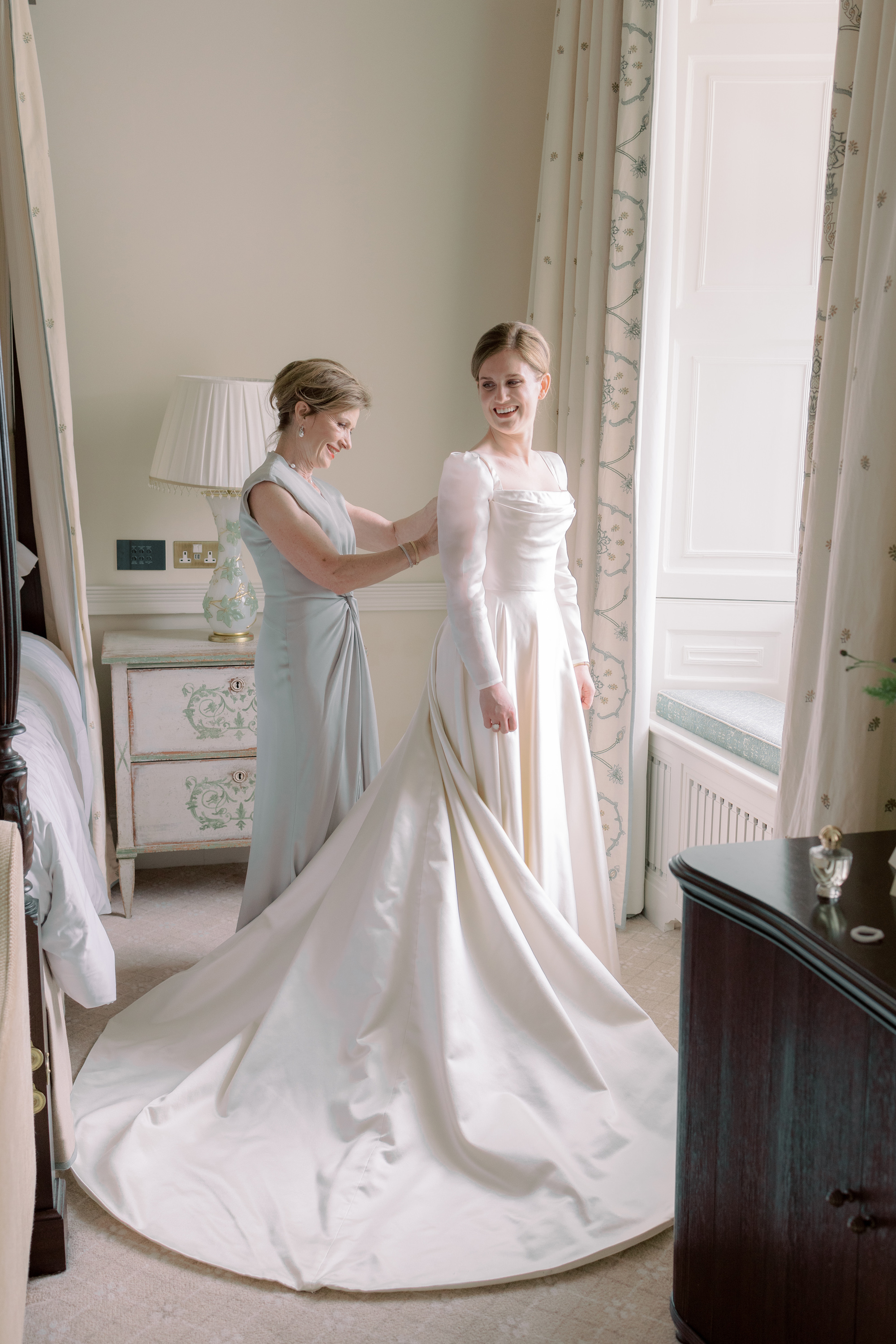 Mother of the bride assisting her daughter into her Phillipa Lepley wedding dress.