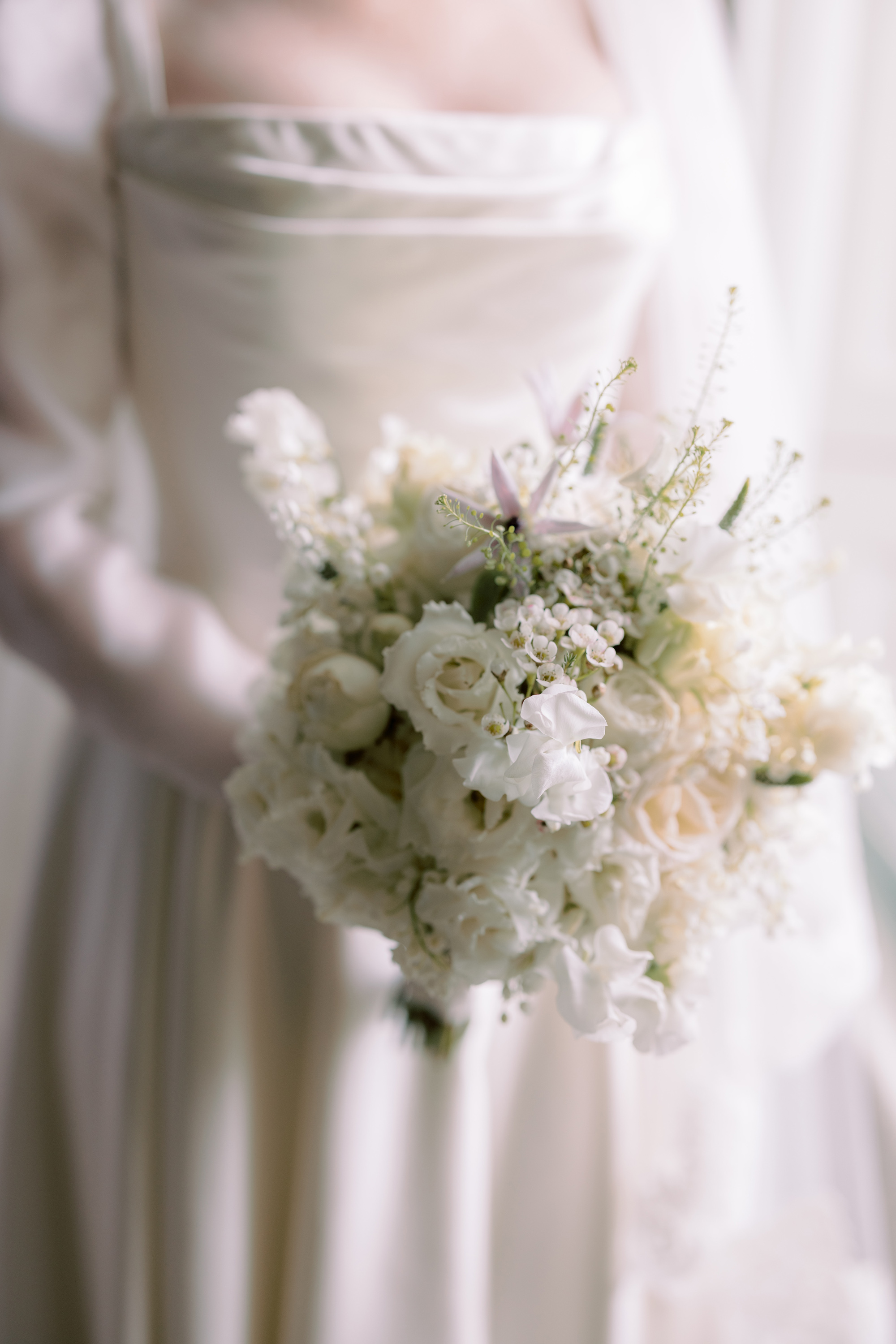 Elegant closeup shot of an all-white wedding bouquet.