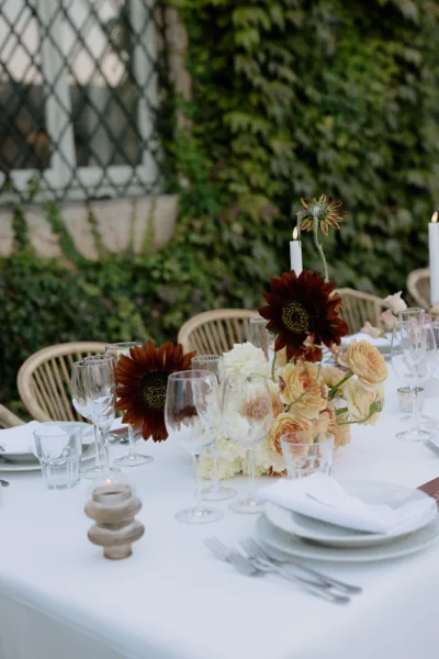 Wedding reception table with autumnal florals against an ivy-clad Tuscan villa wall, styling by Zahra Studio Events